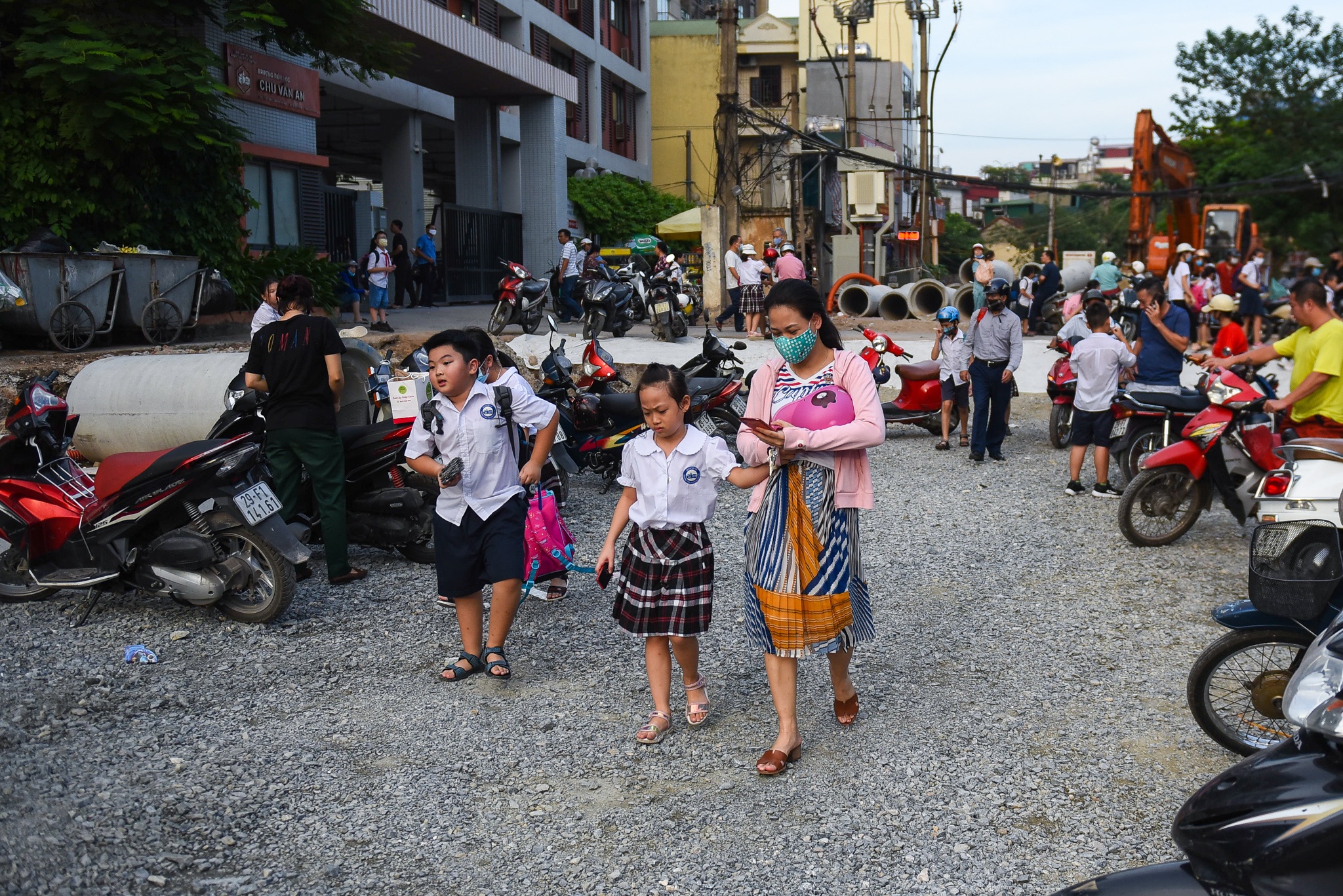 Hoc sinh tieu hoc choi dua tai cong truong dang thi cong anh 1