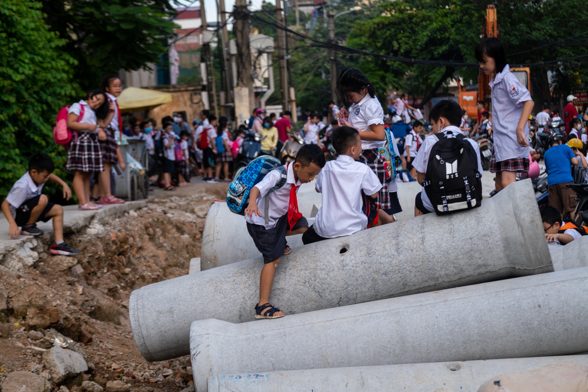 Hoc sinh tieu hoc choi dua tai cong truong dang thi cong anh 2