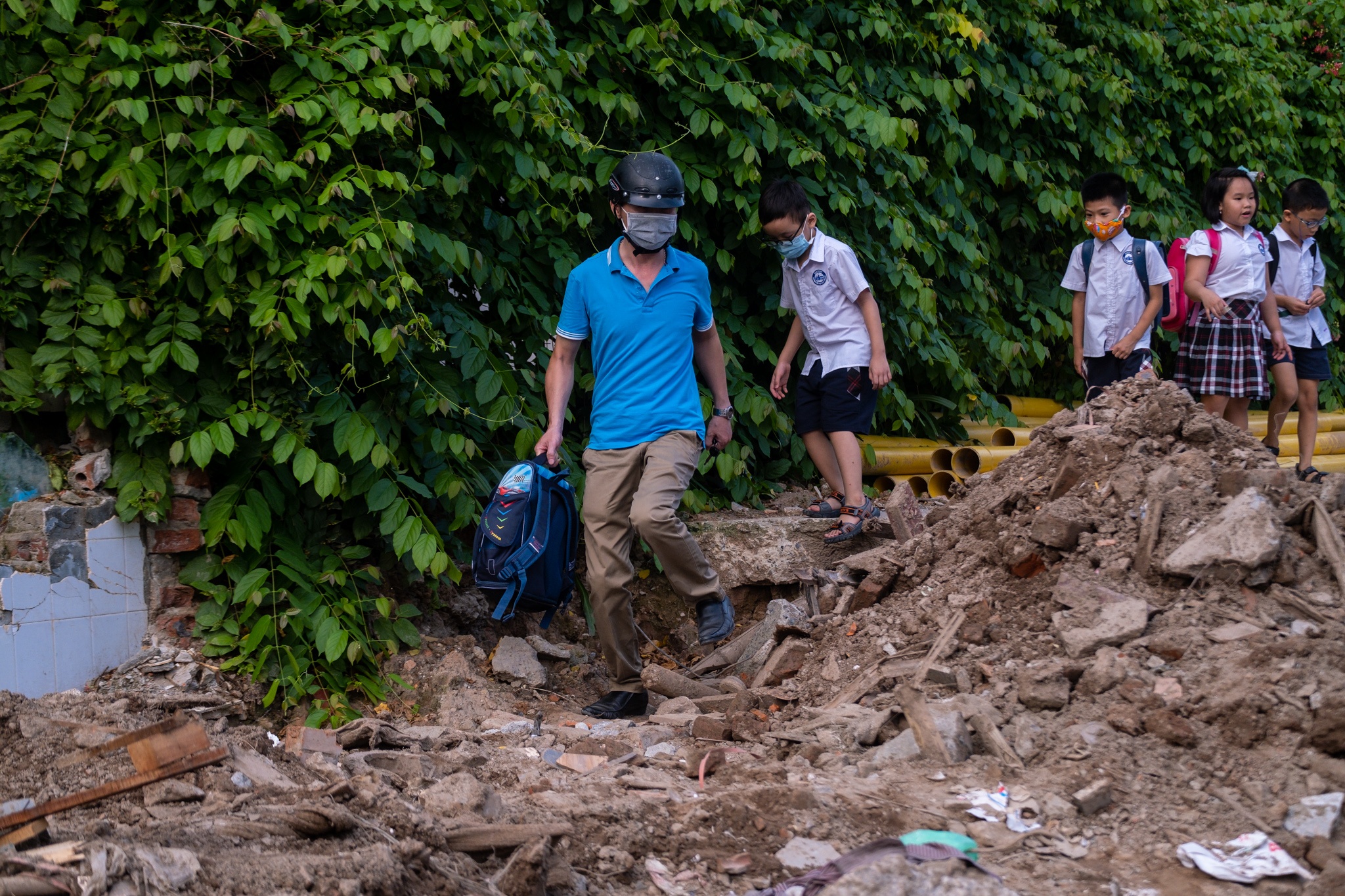 Hoc sinh tieu hoc choi dua tai cong truong dang thi cong anh 4