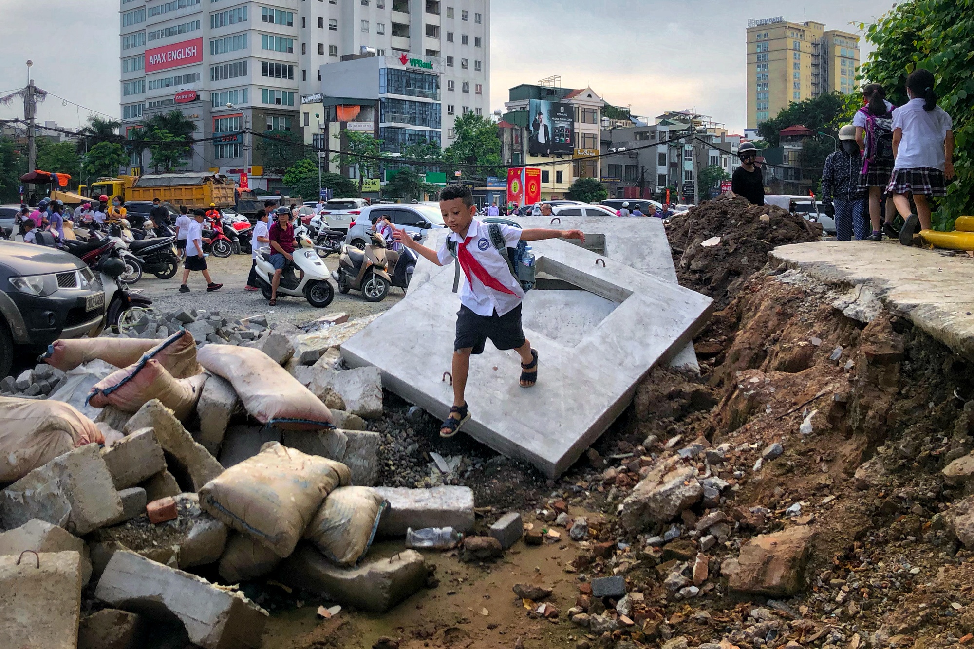 Hoc sinh tieu hoc choi dua tai cong truong dang thi cong anh 5