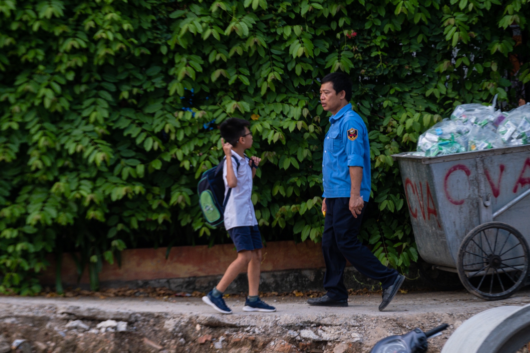 Hoc sinh tieu hoc choi dua tai cong truong dang thi cong anh 7