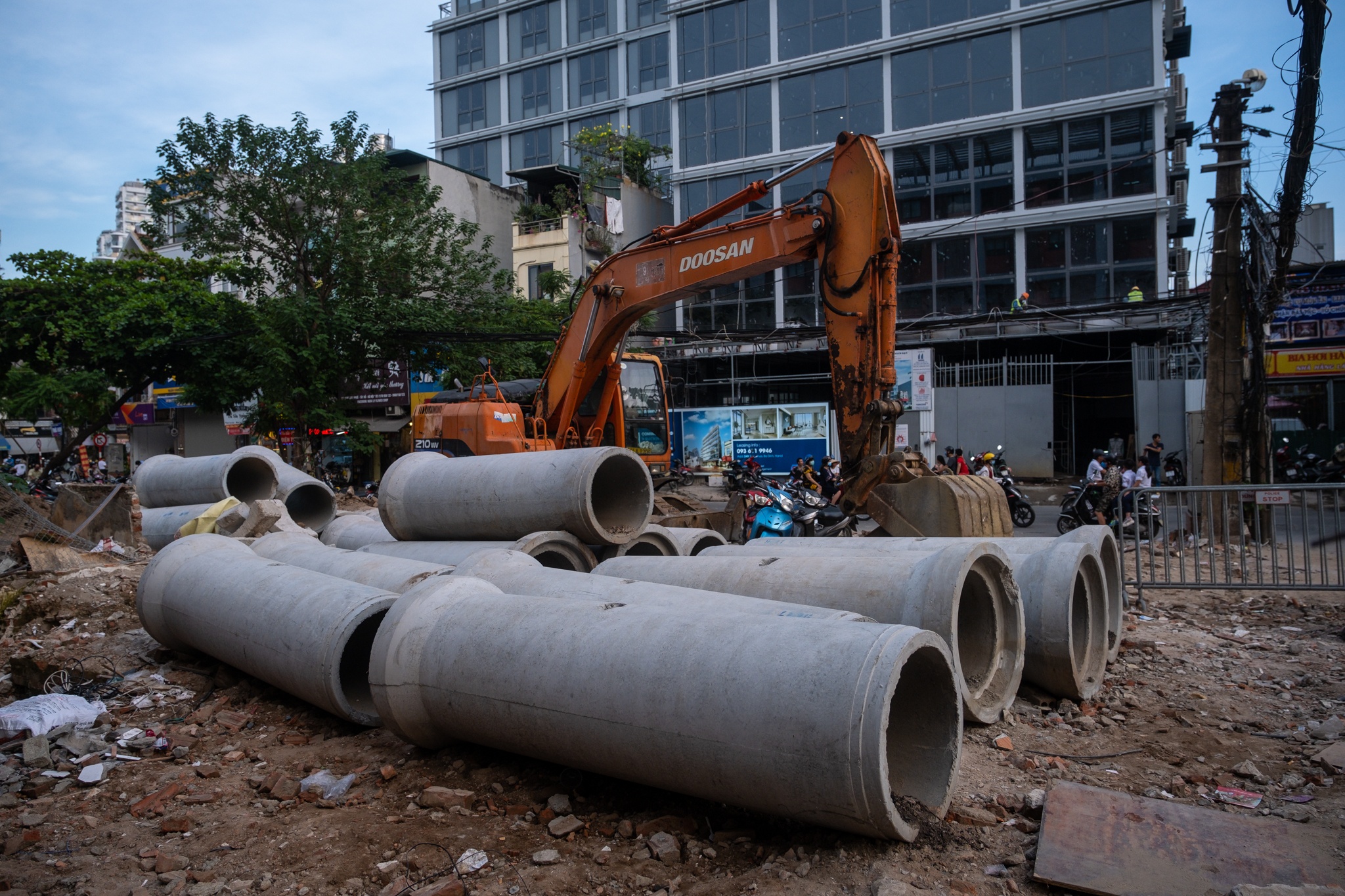 Hoc sinh tieu hoc choi dua tai cong truong dang thi cong anh 8