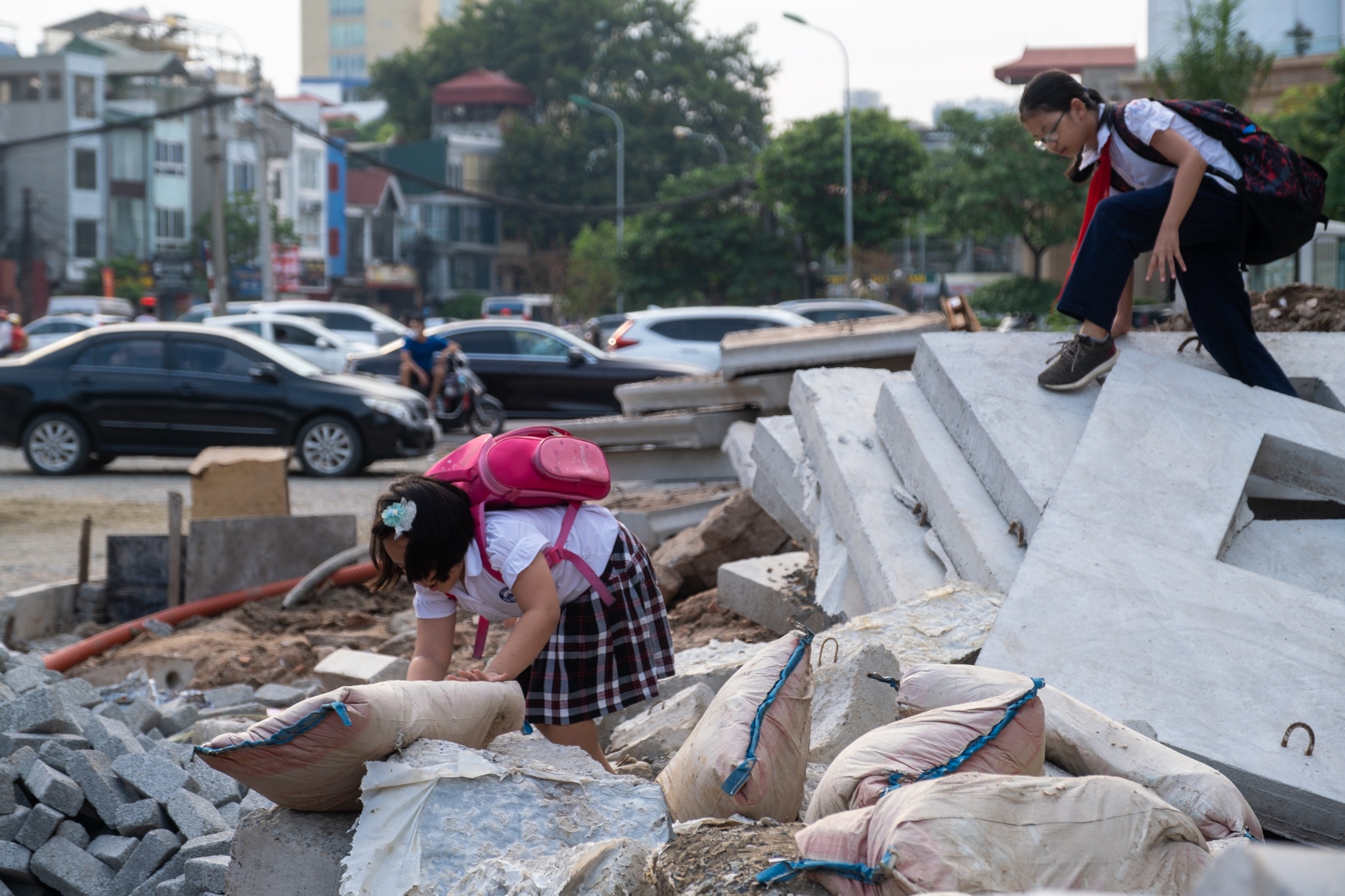 Hoc sinh tieu hoc choi dua tai cong truong dang thi cong anh 9