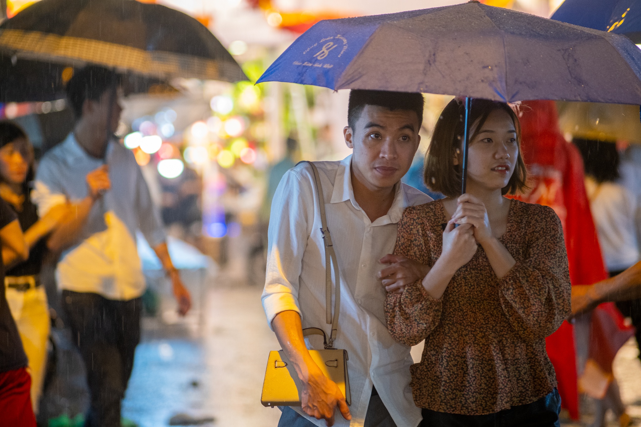 Pho Hang Ma nhon nhip trong con mua lon anh 11