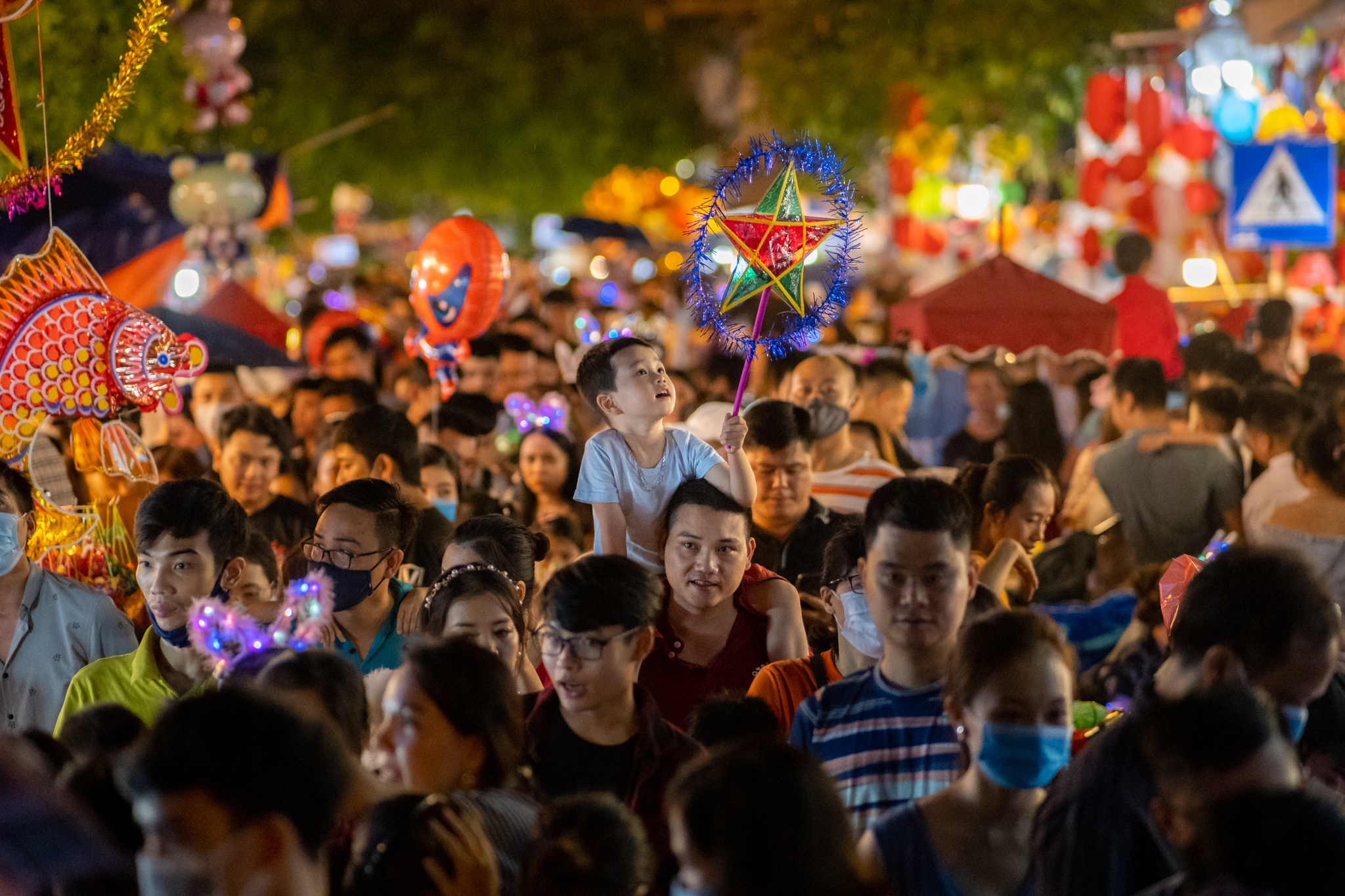 Pho Hang Ma nhon nhip trong con mua lon anh 1