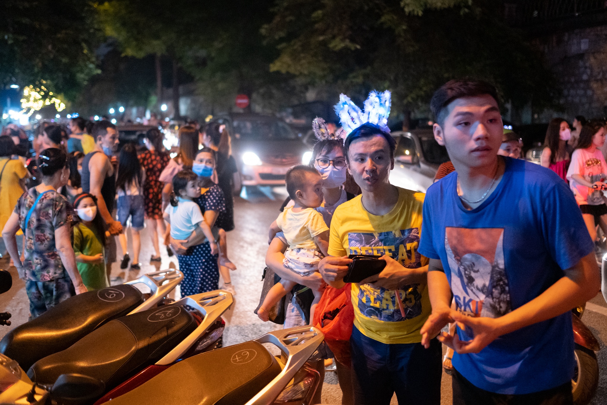 Pho Hang Ma nhon nhip trong con mua lon anh 2