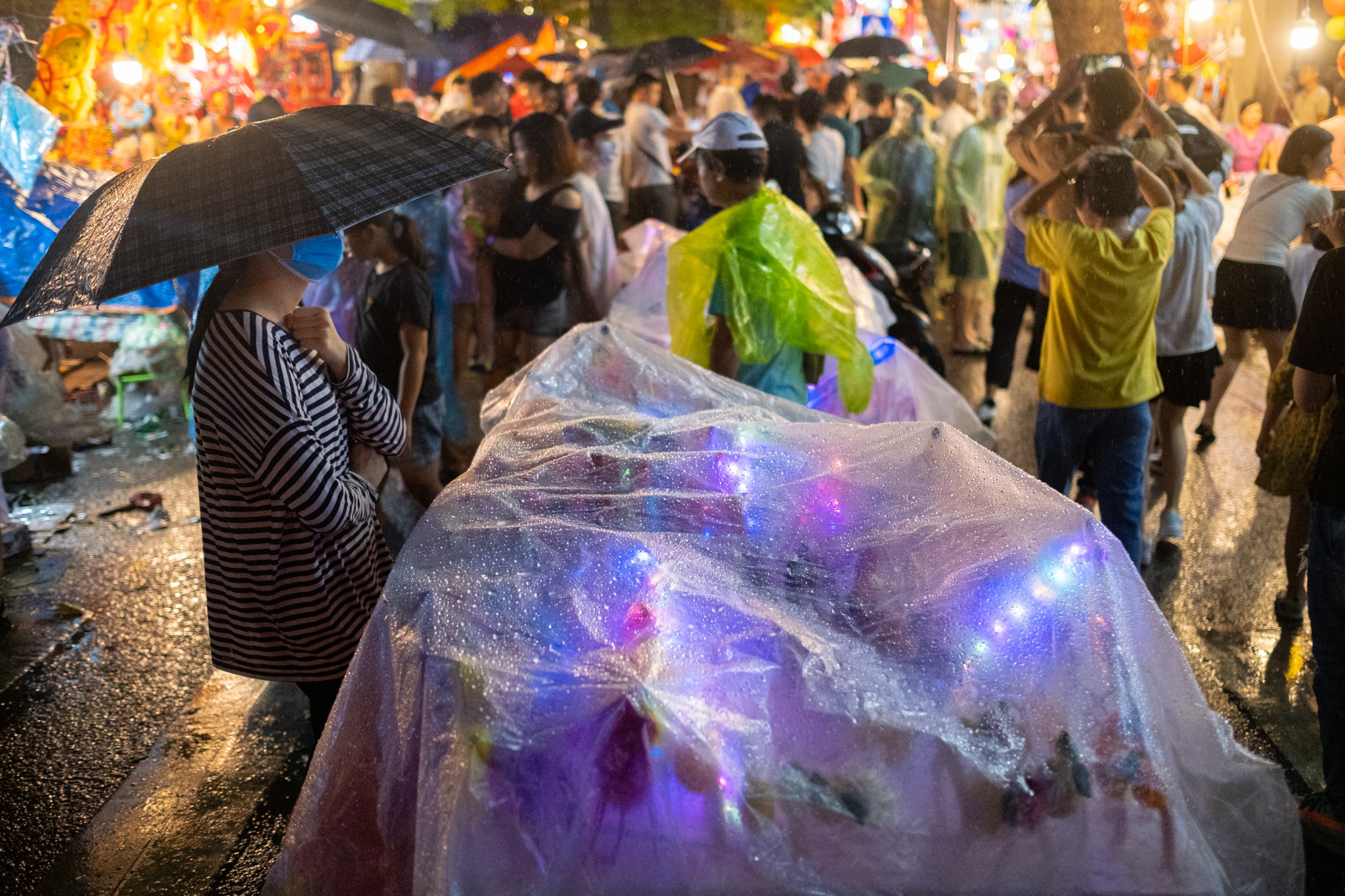 Pho Hang Ma nhon nhip trong con mua lon anh 5