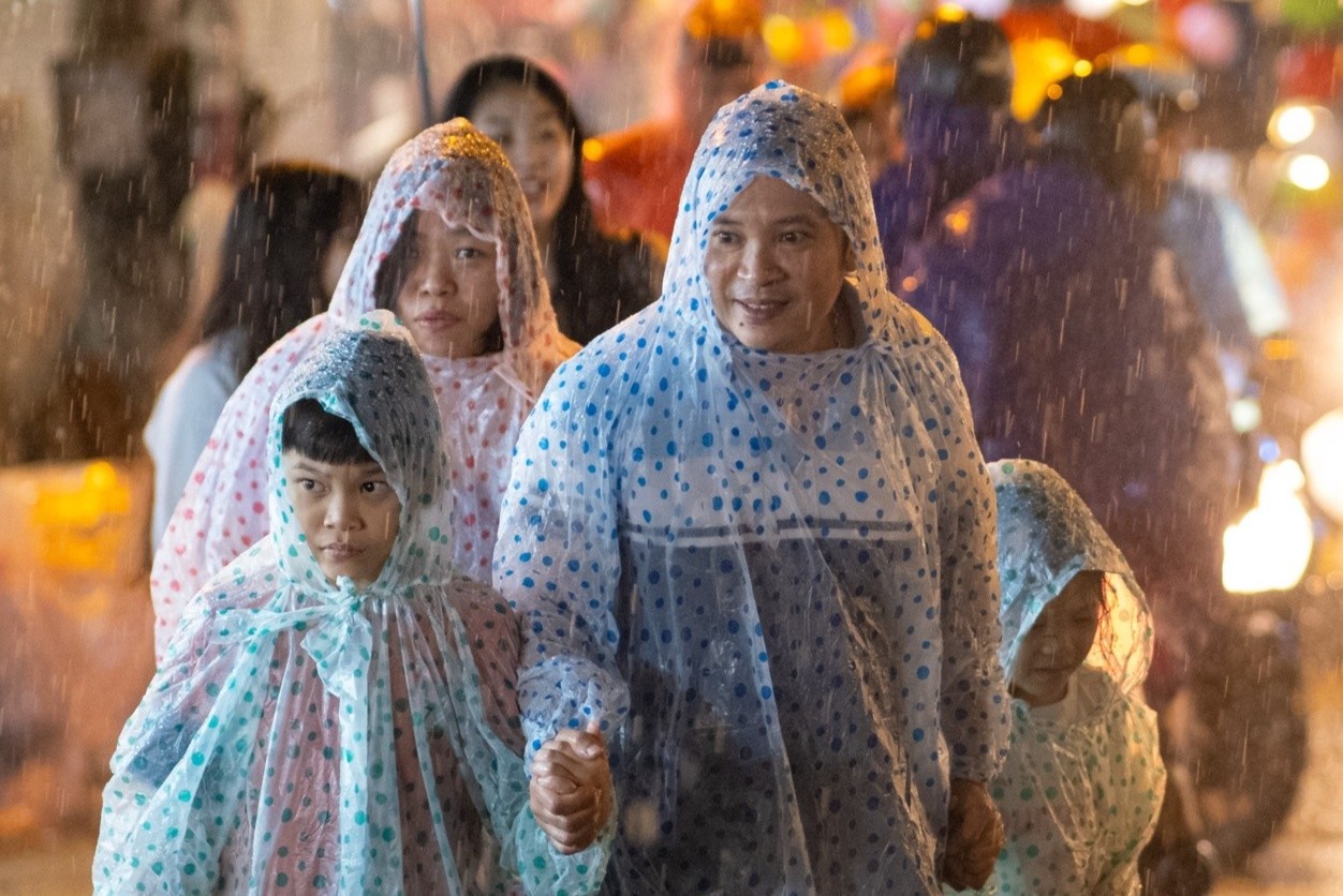 Chen chan choi cho Trung thu trong mua hinh anh