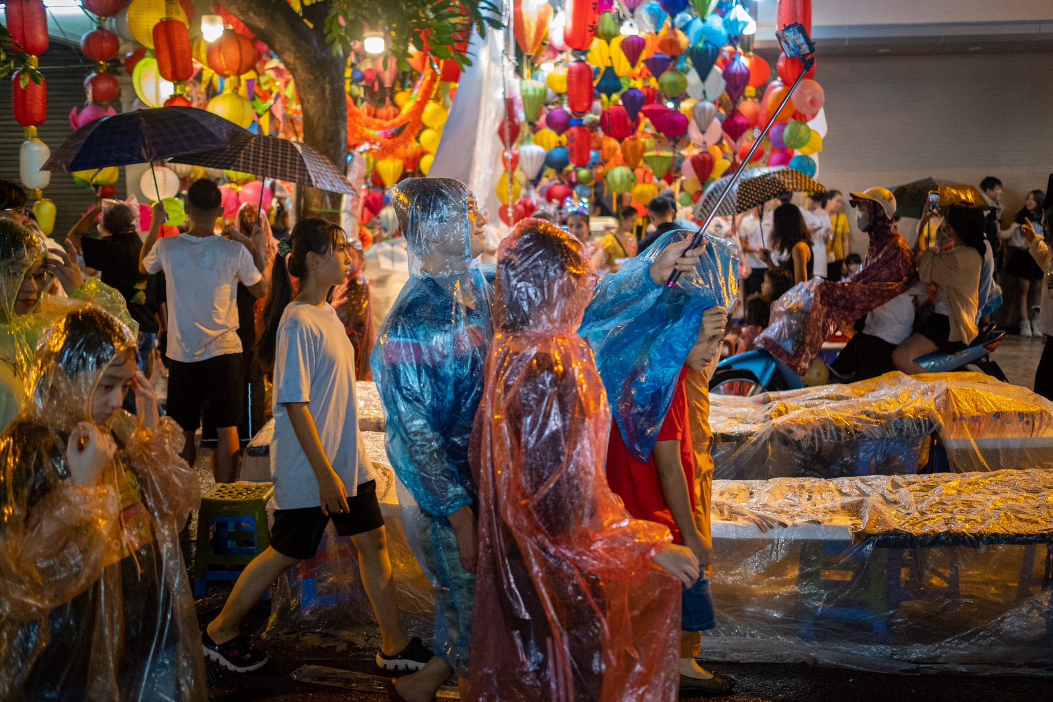 Pho Hang Ma nhon nhip trong con mua lon anh 9