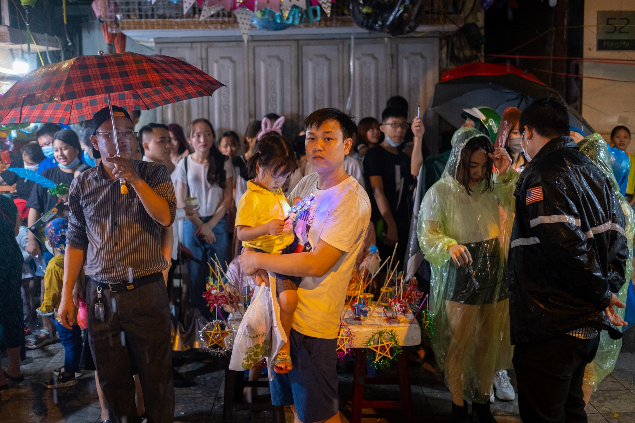 Pho Hang Ma nhon nhip trong con mua lon anh 7