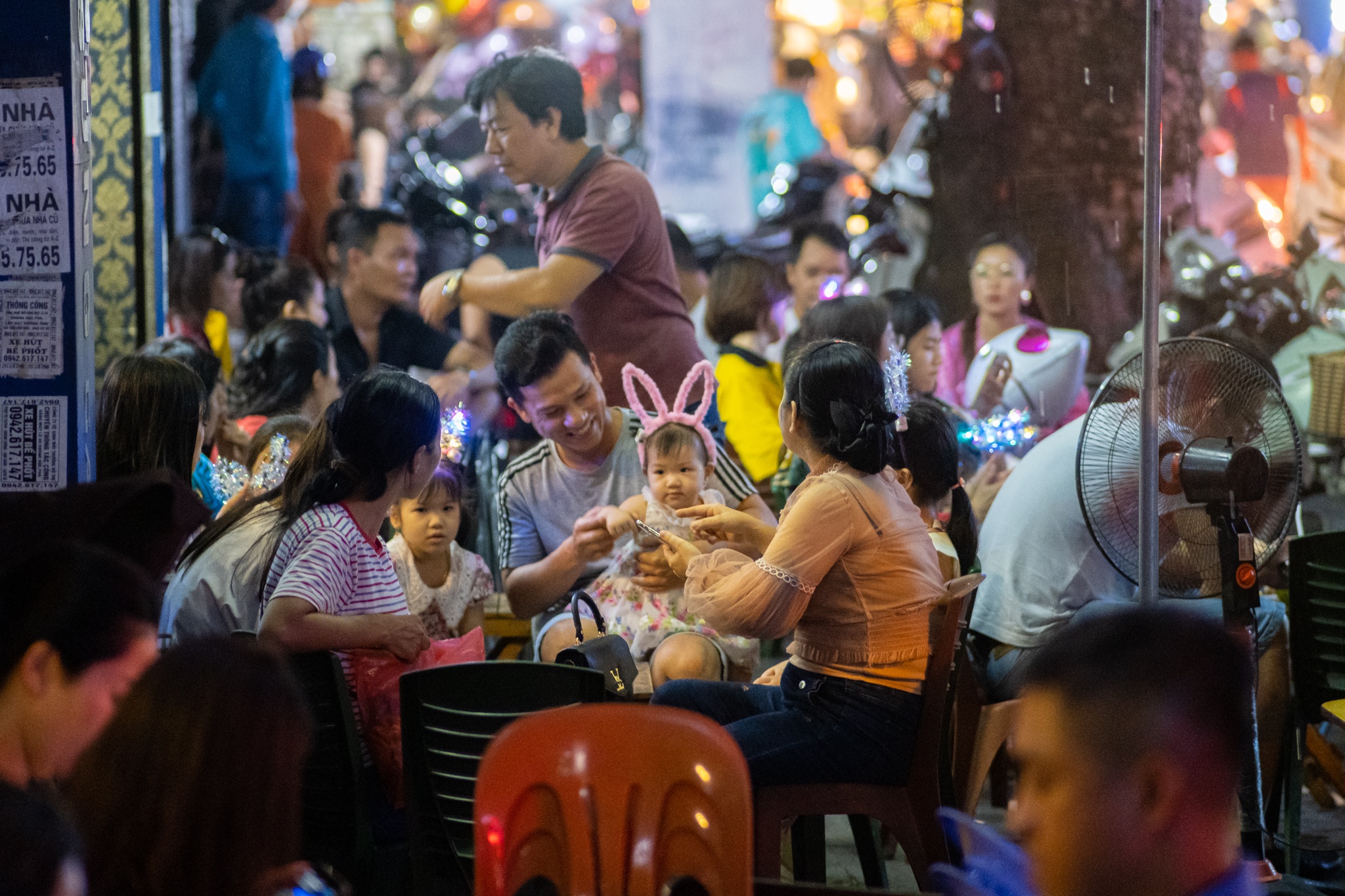 Pho Hang Ma nhon nhip trong con mua lon anh 10