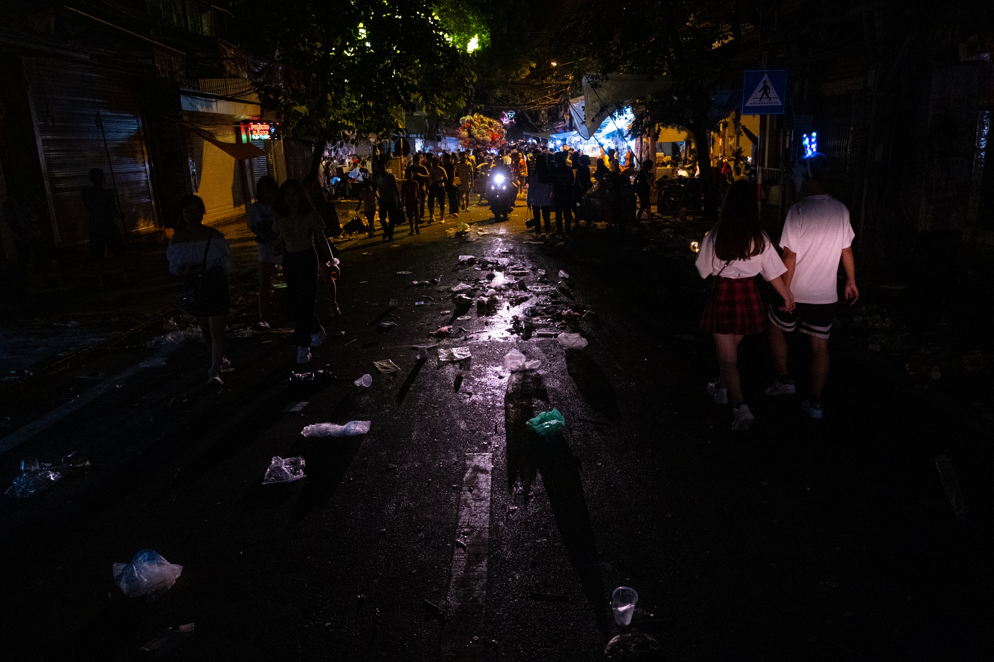 Cho Trung Thu ngap trong rac anh 1