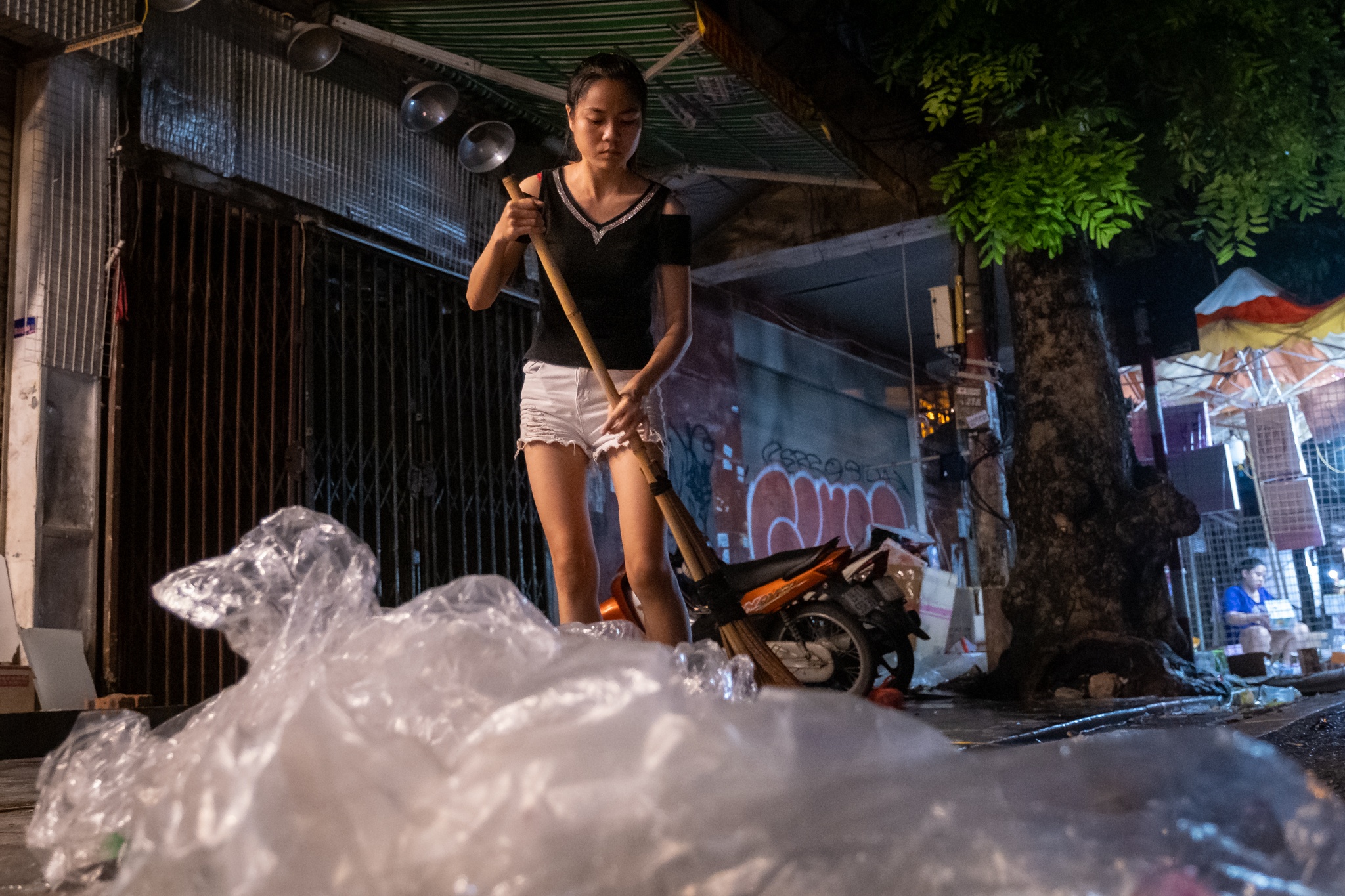 Duong pho ngap rac sau dem Trung thu hinh anh