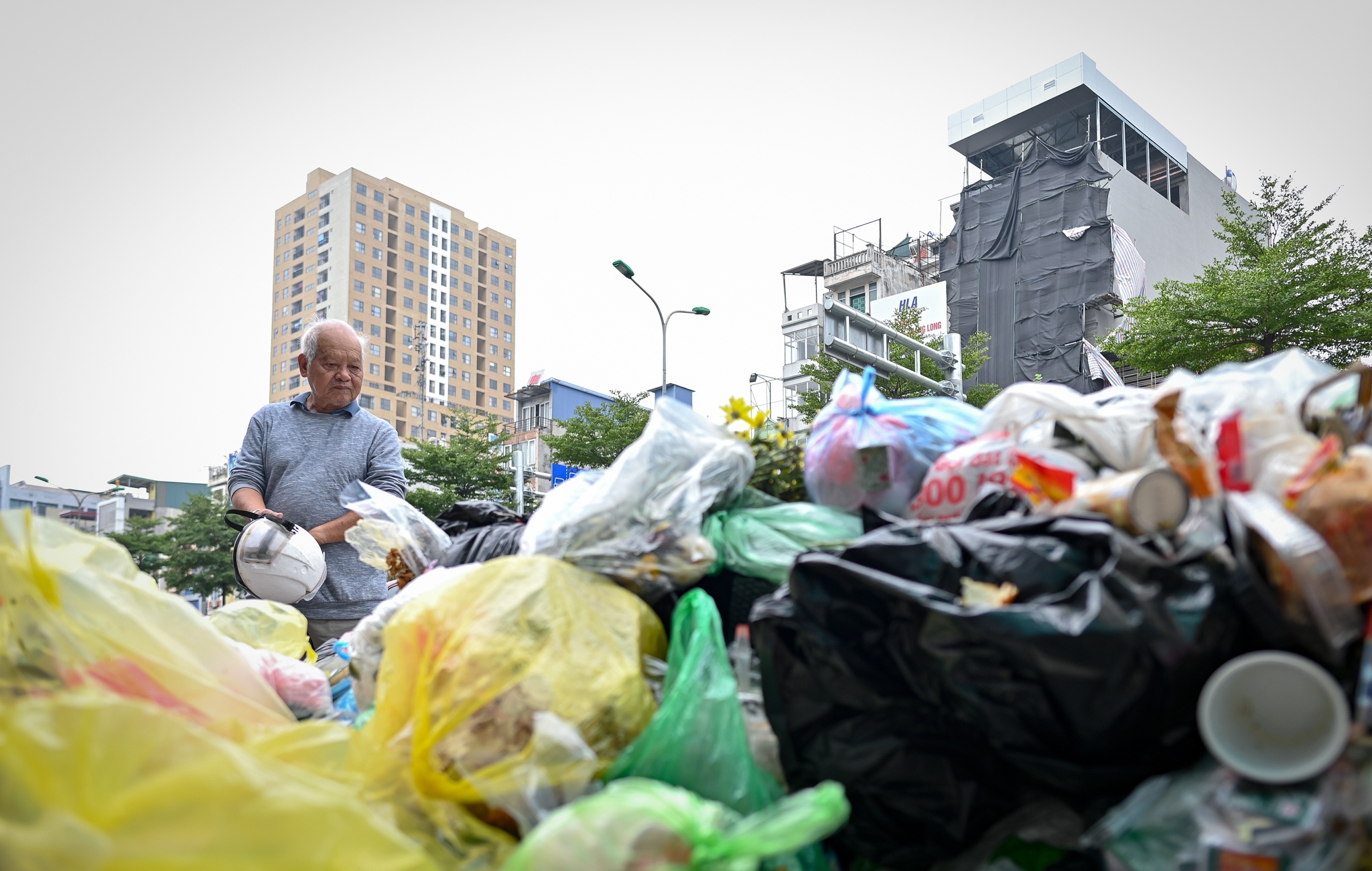 Rac tran ngap pho Ha Noi anh 2