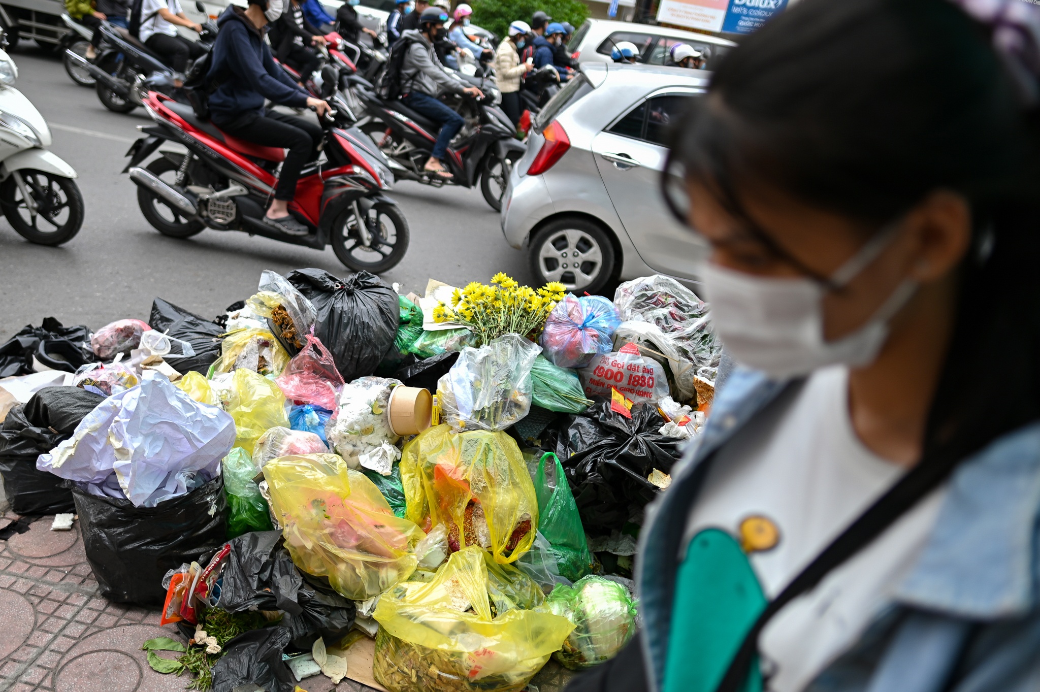 Rac tran ngap pho Ha Noi anh 3