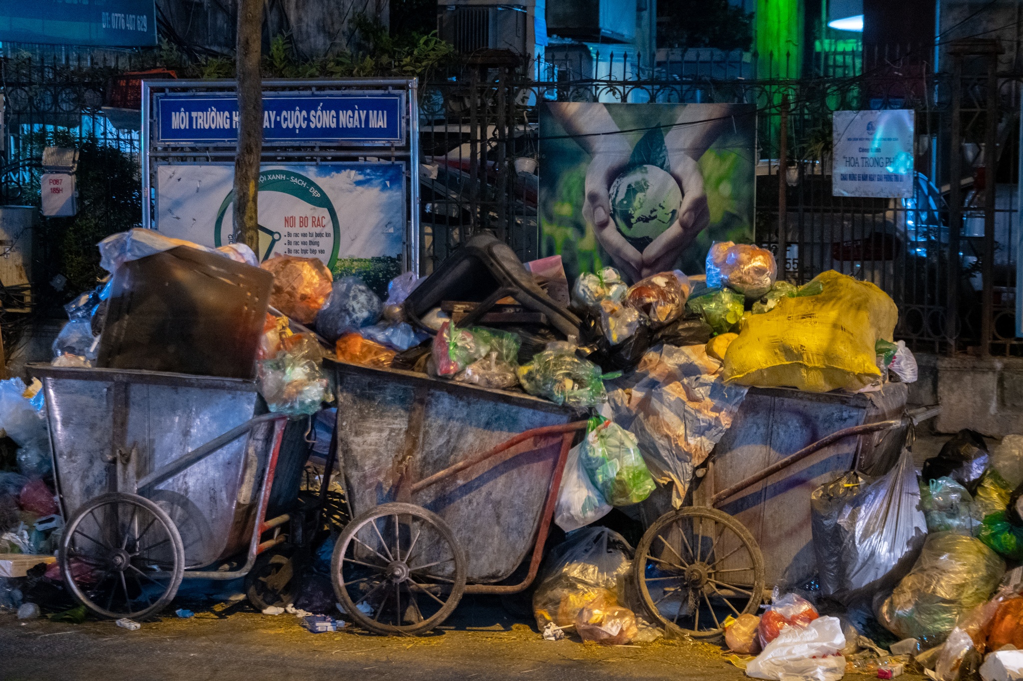 Rac tran ngap pho Ha Noi anh 14