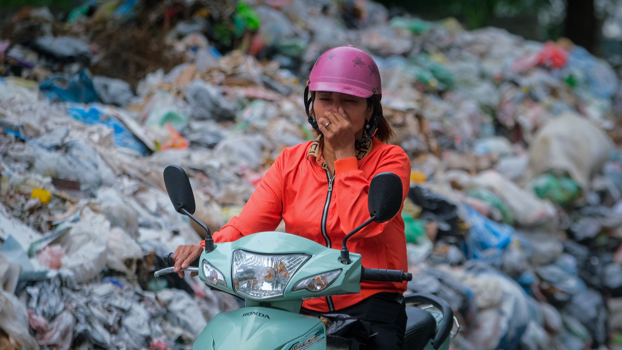 Rac thai bua vay nhieu tuyen pho o Ha Noi hinh anh