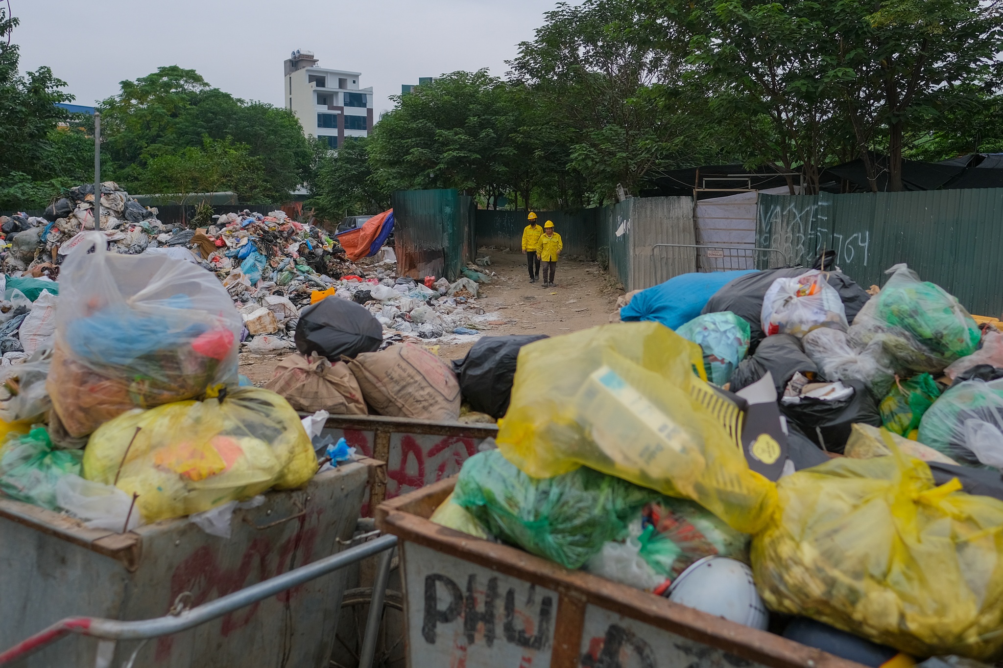 Rac tran ngap pho Ha Noi anh 4