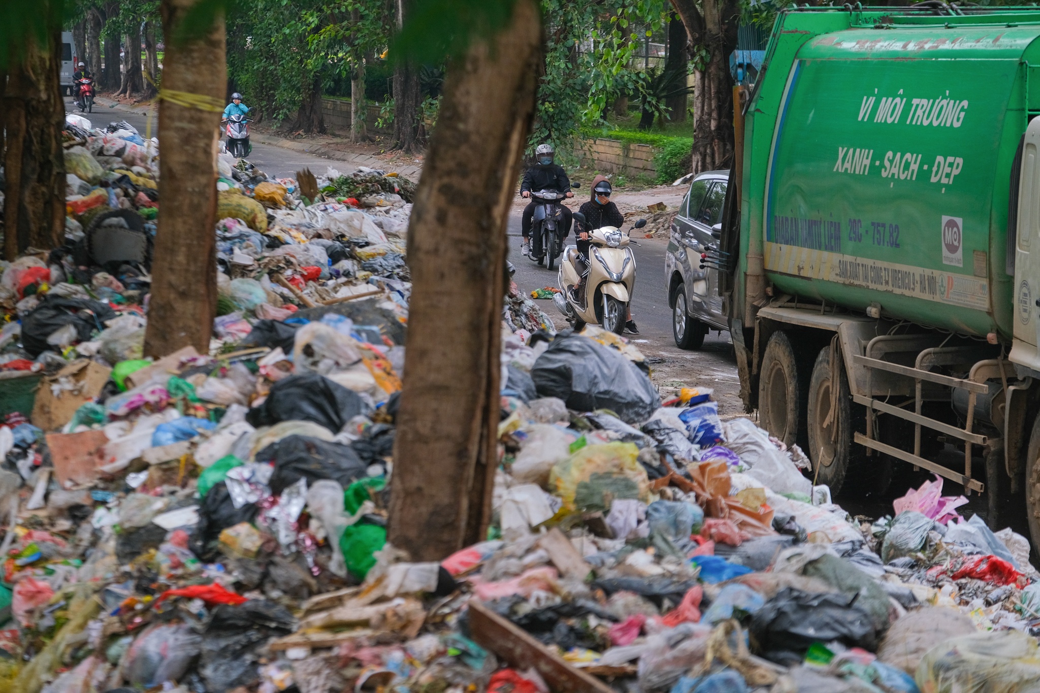 Rac tran ngap pho Ha Noi anh 5