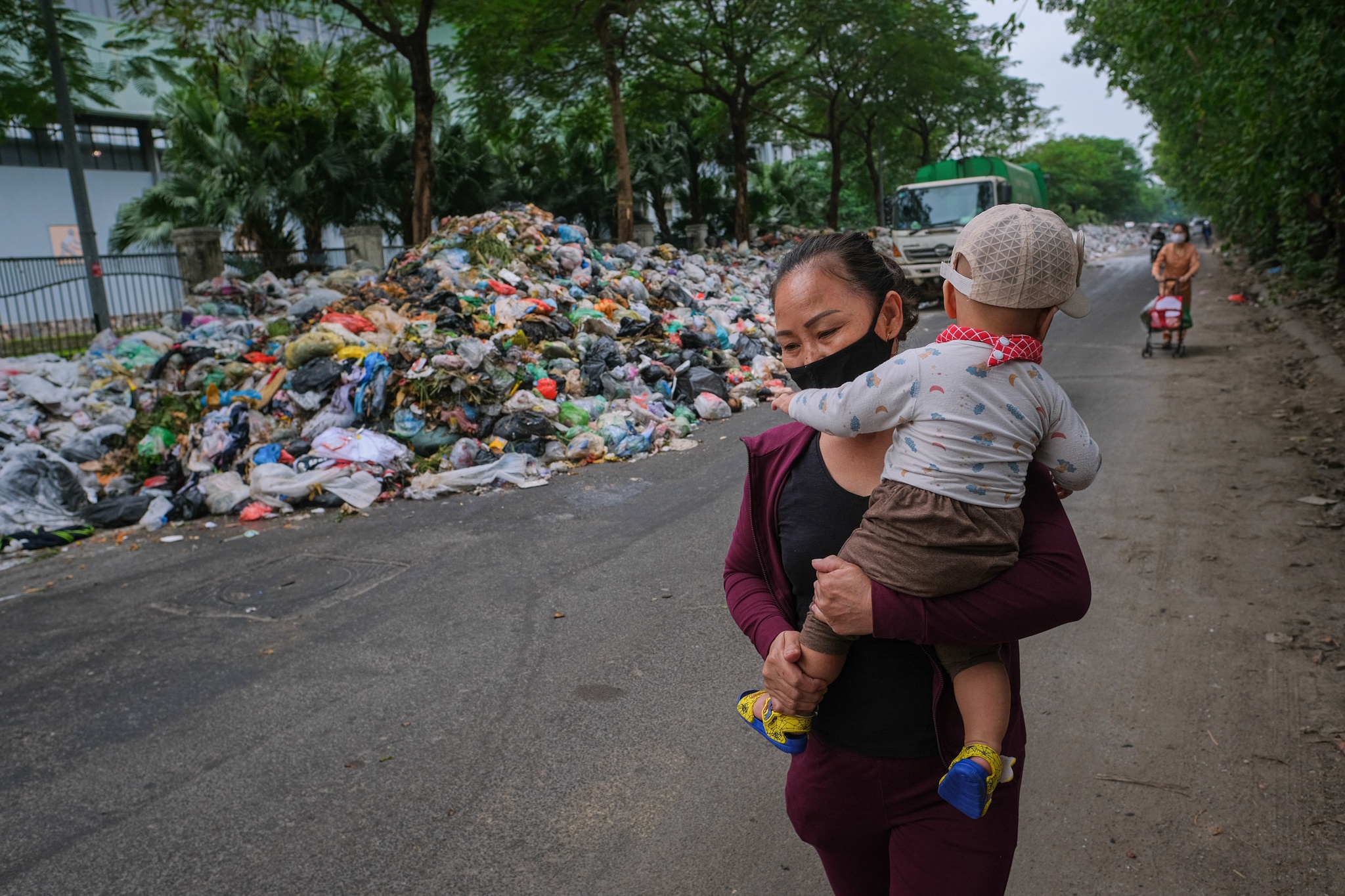 Rac tran ngap pho Ha Noi anh 6