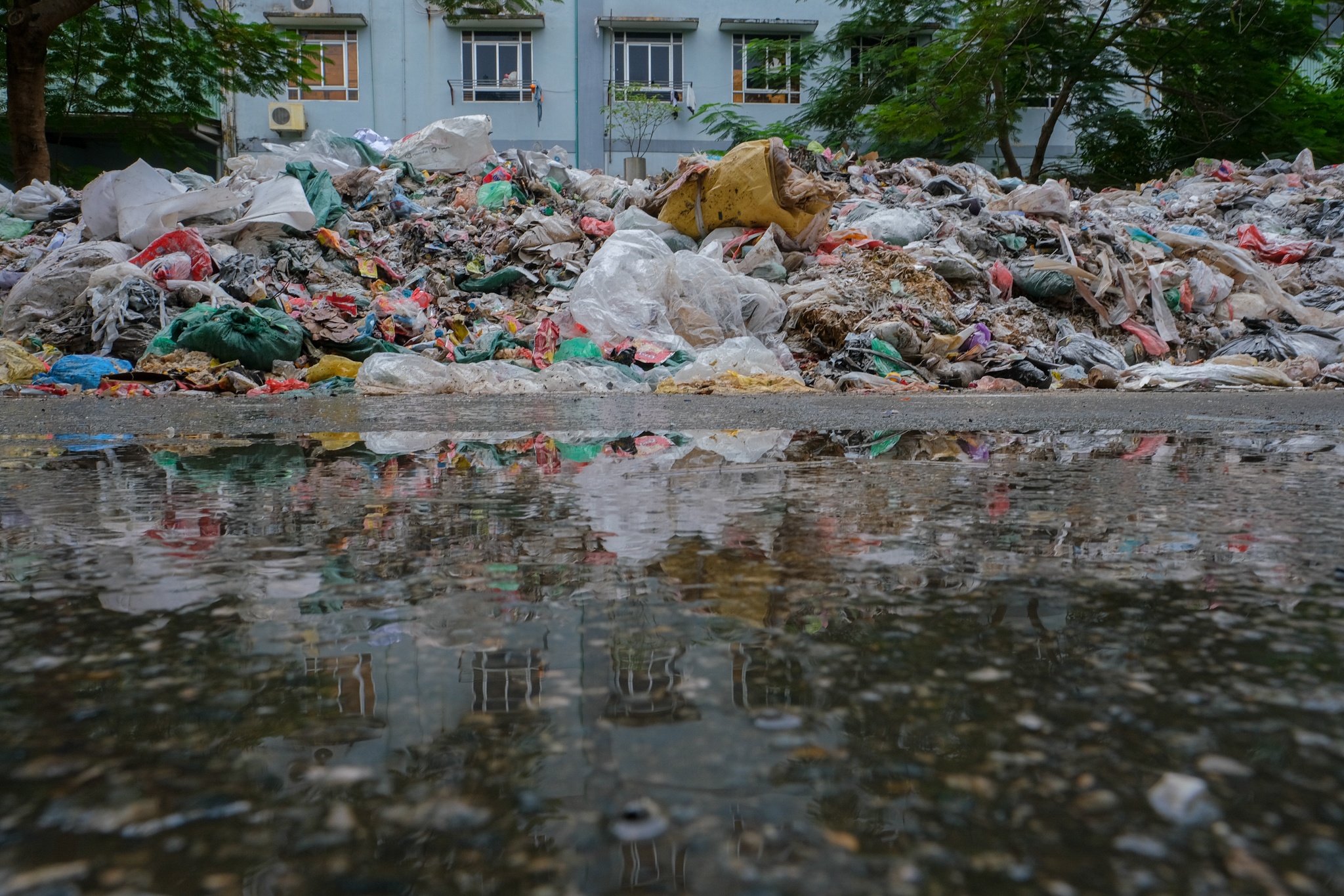 Rac tran ngap pho Ha Noi anh 7