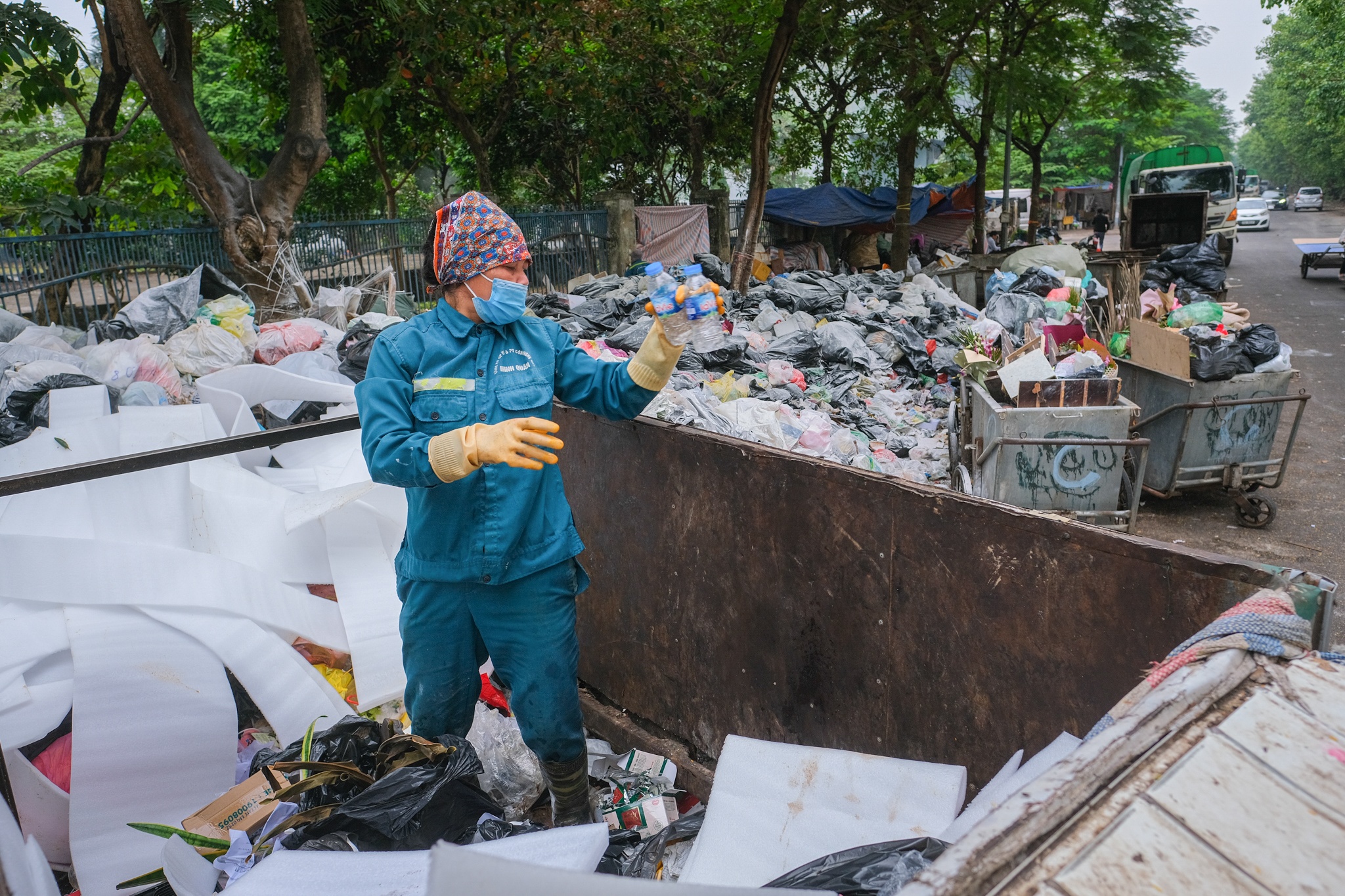 Rac tran ngap pho Ha Noi anh 8