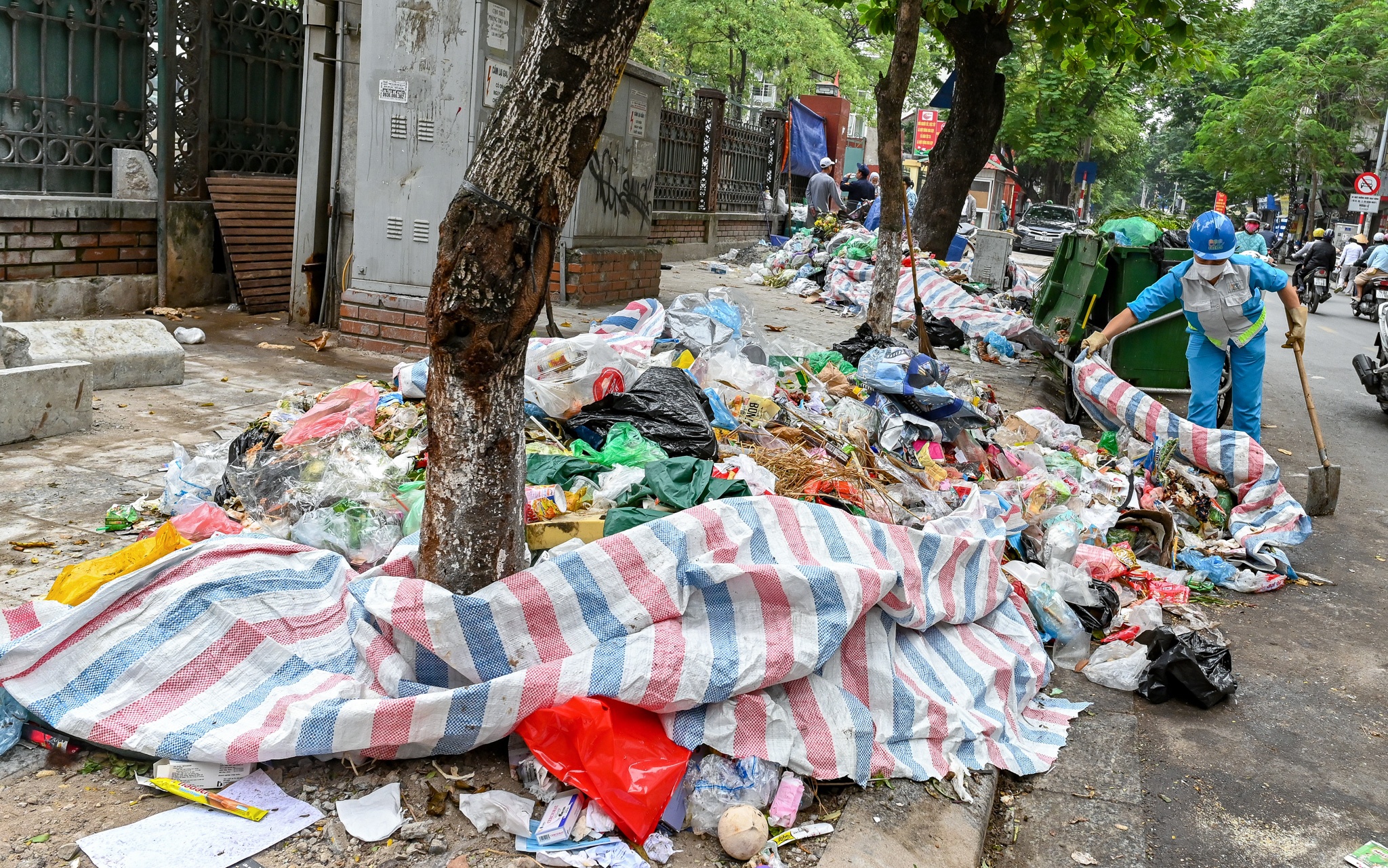 Rac tran ngap pho Ha Noi anh 10