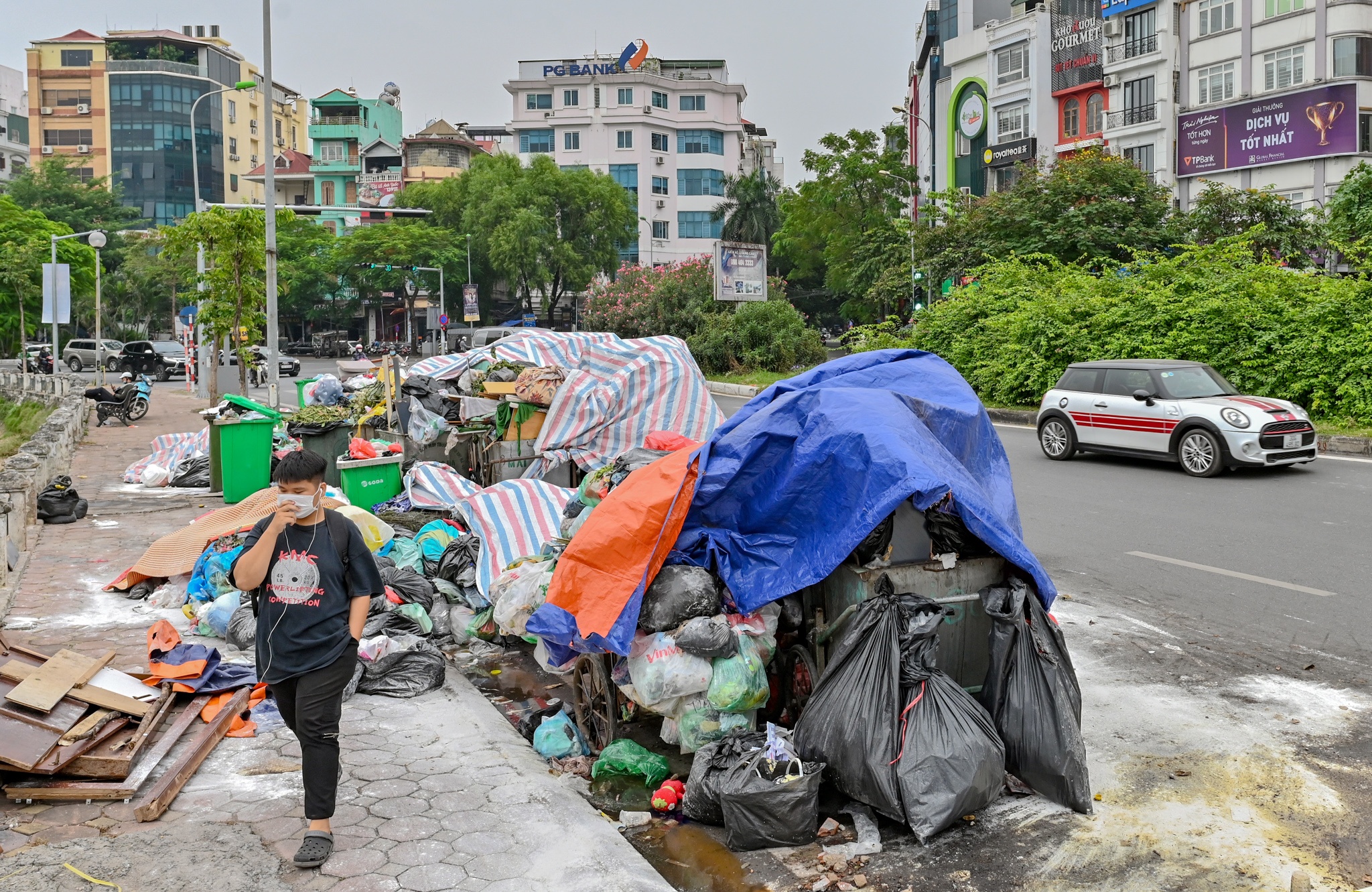 Rac tran ngap pho Ha Noi anh 11
