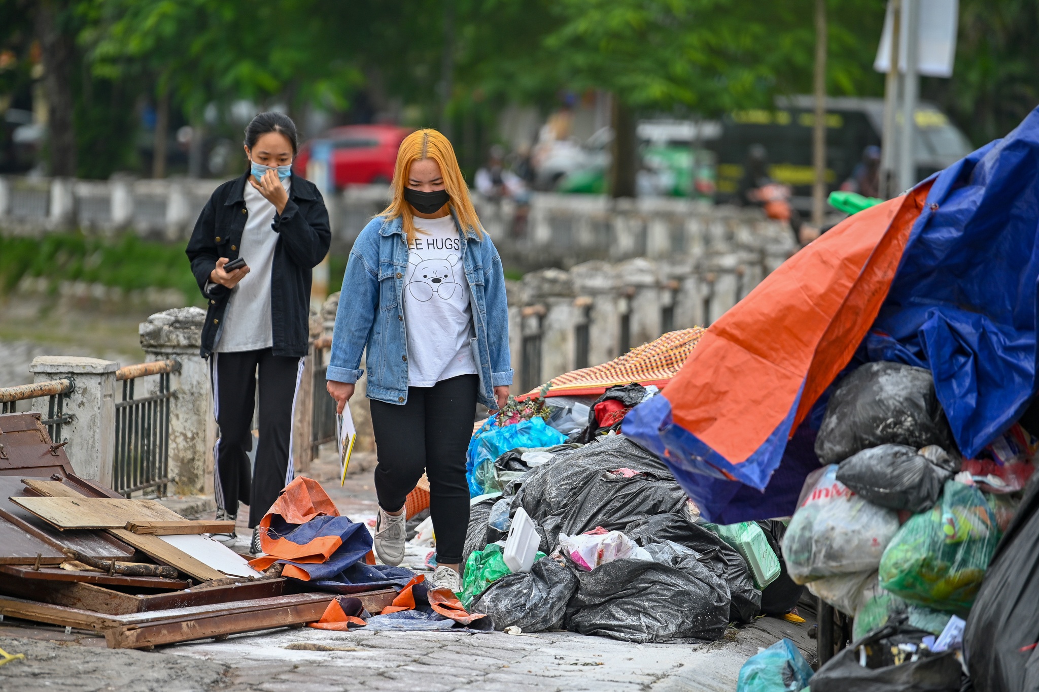 Rac tran ngap pho Ha Noi anh 12