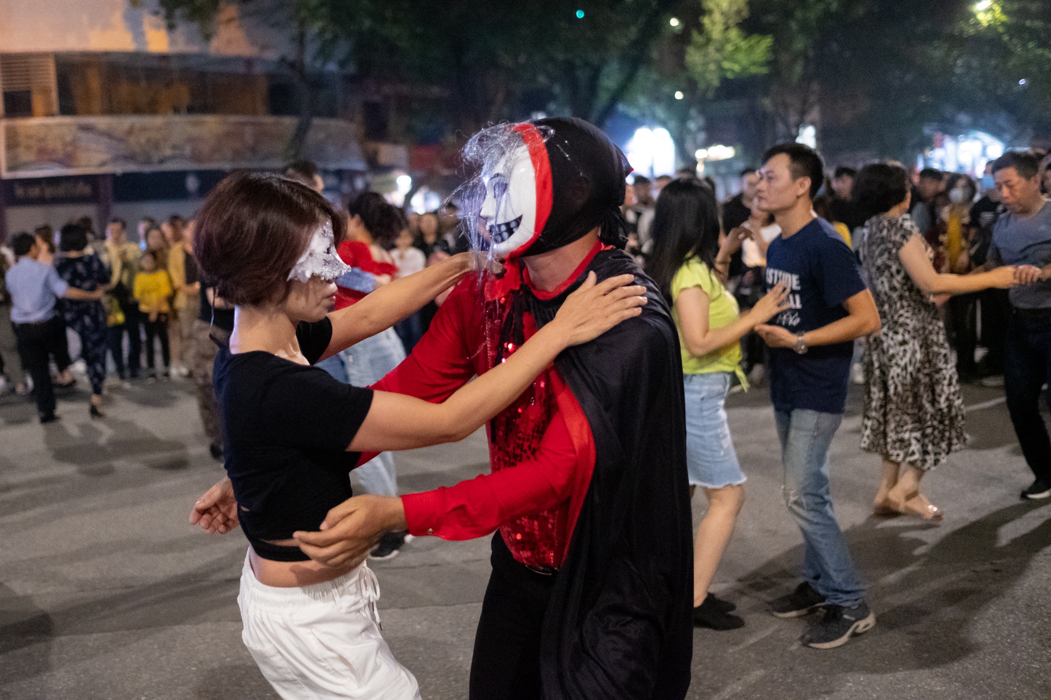 Tho trang diem via he kiem tien trieu ngay Halloween anh 11