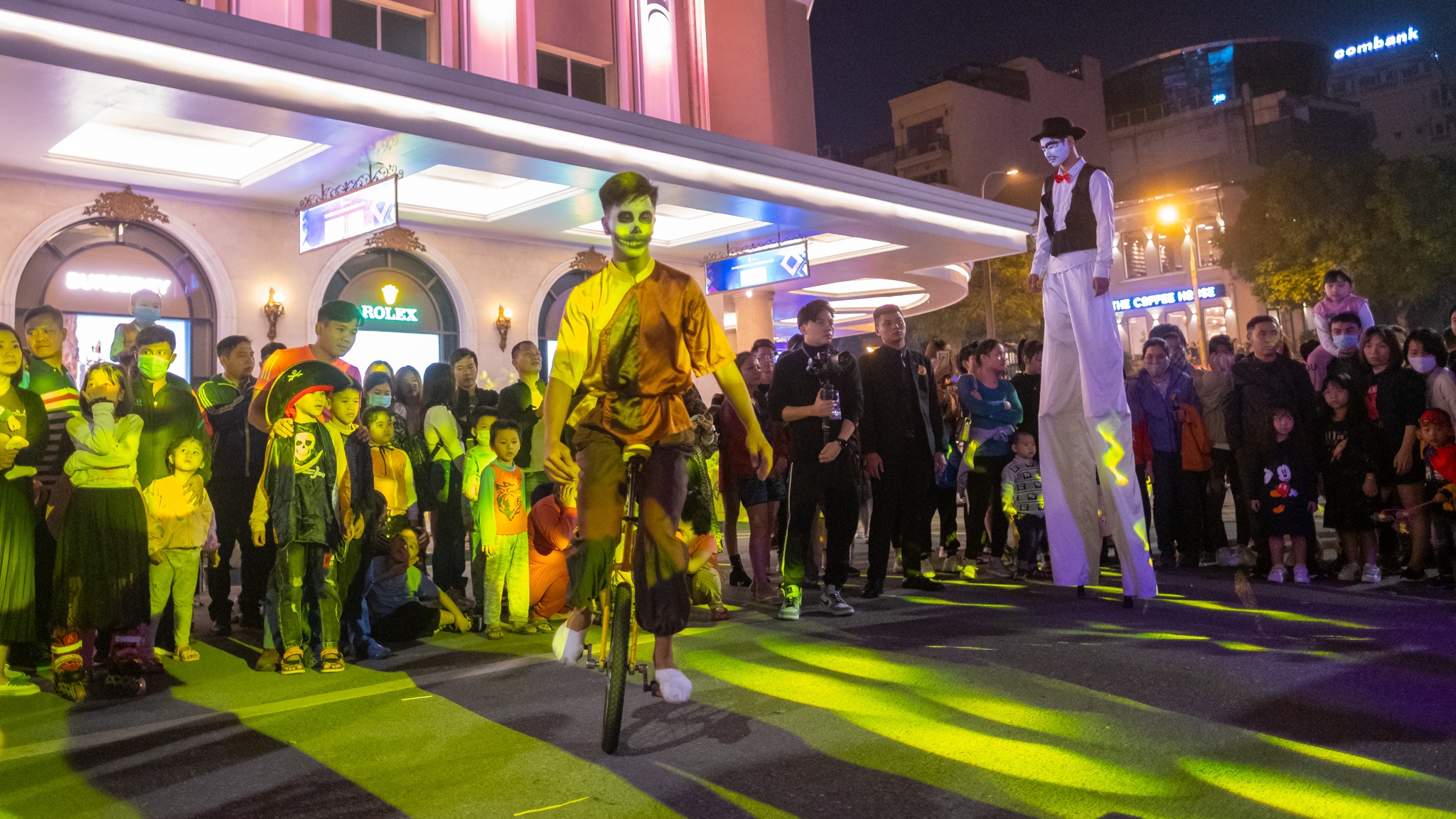 Tho trang diem via he kiem tien trieu ngay Halloween anh 1