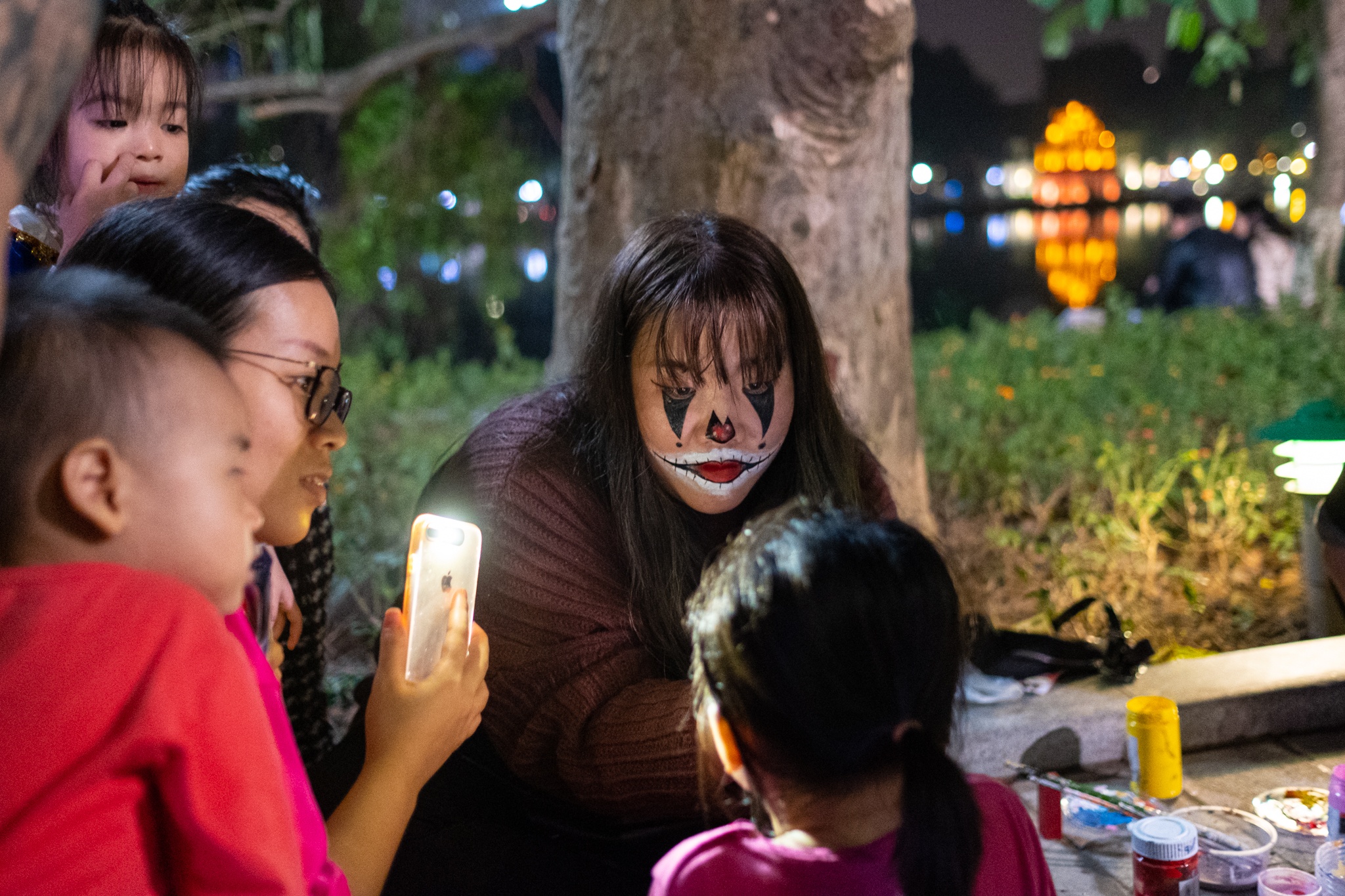 Tho trang diem via he kiem tien trieu ngay Halloween anh 8