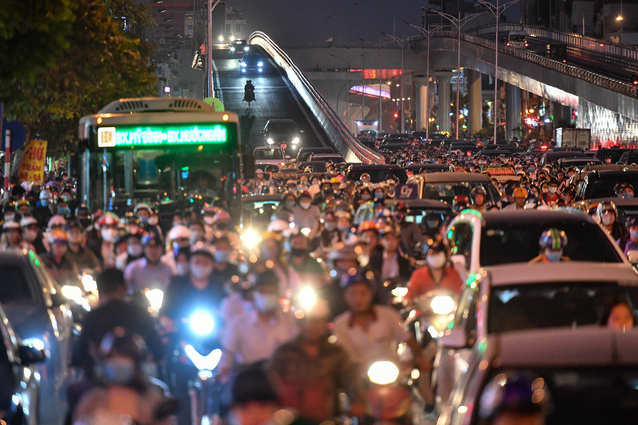 Giao thong van un u sau khi thong duong vanh dai 2 anh 8