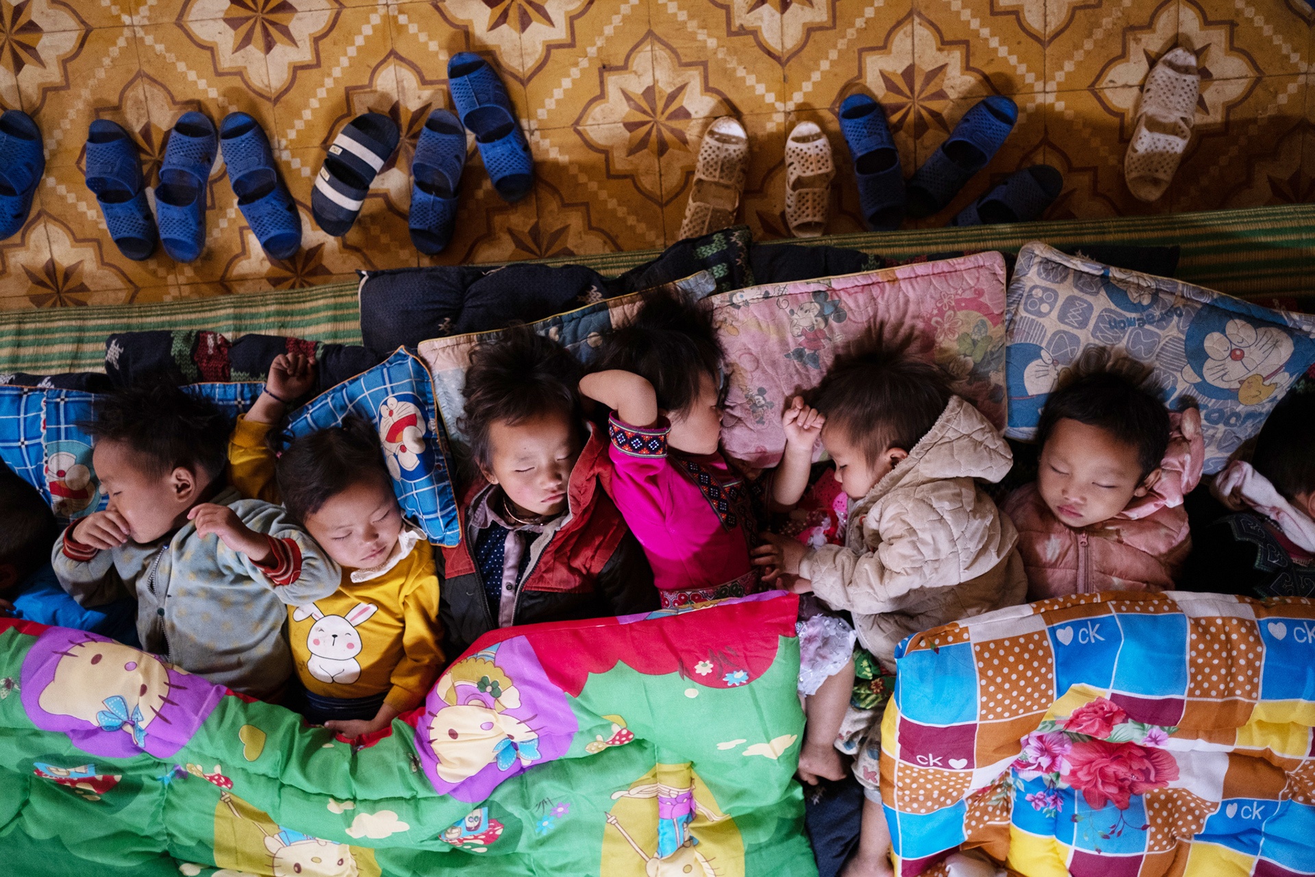 Lop hoc cua 2 co giao va 31 dua tre tren dinh Mu Cang Chai hinh anh