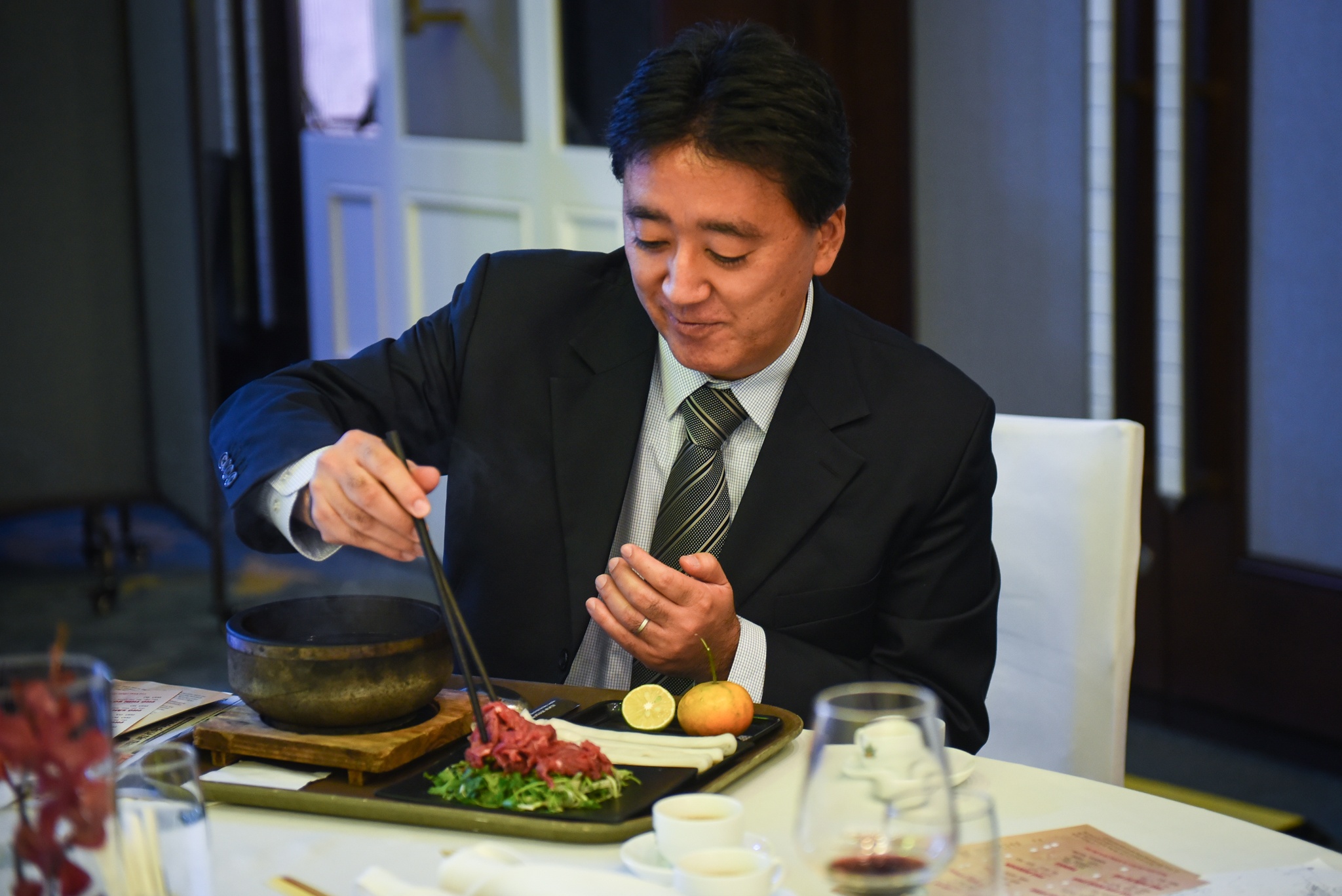 Nha ngoai giao Nhat Ban an 5 bat pho trong Ngay cua Pho hinh anh