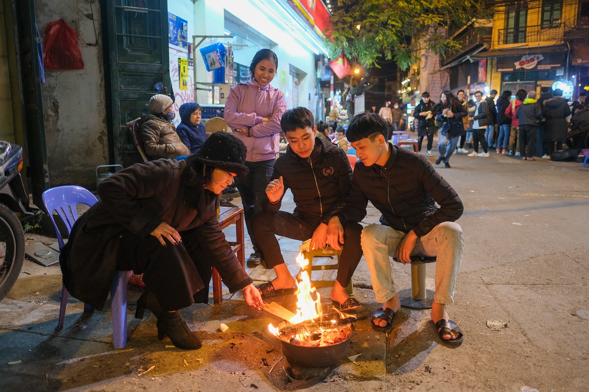 Pho co vang khach vi troi ret anh 4