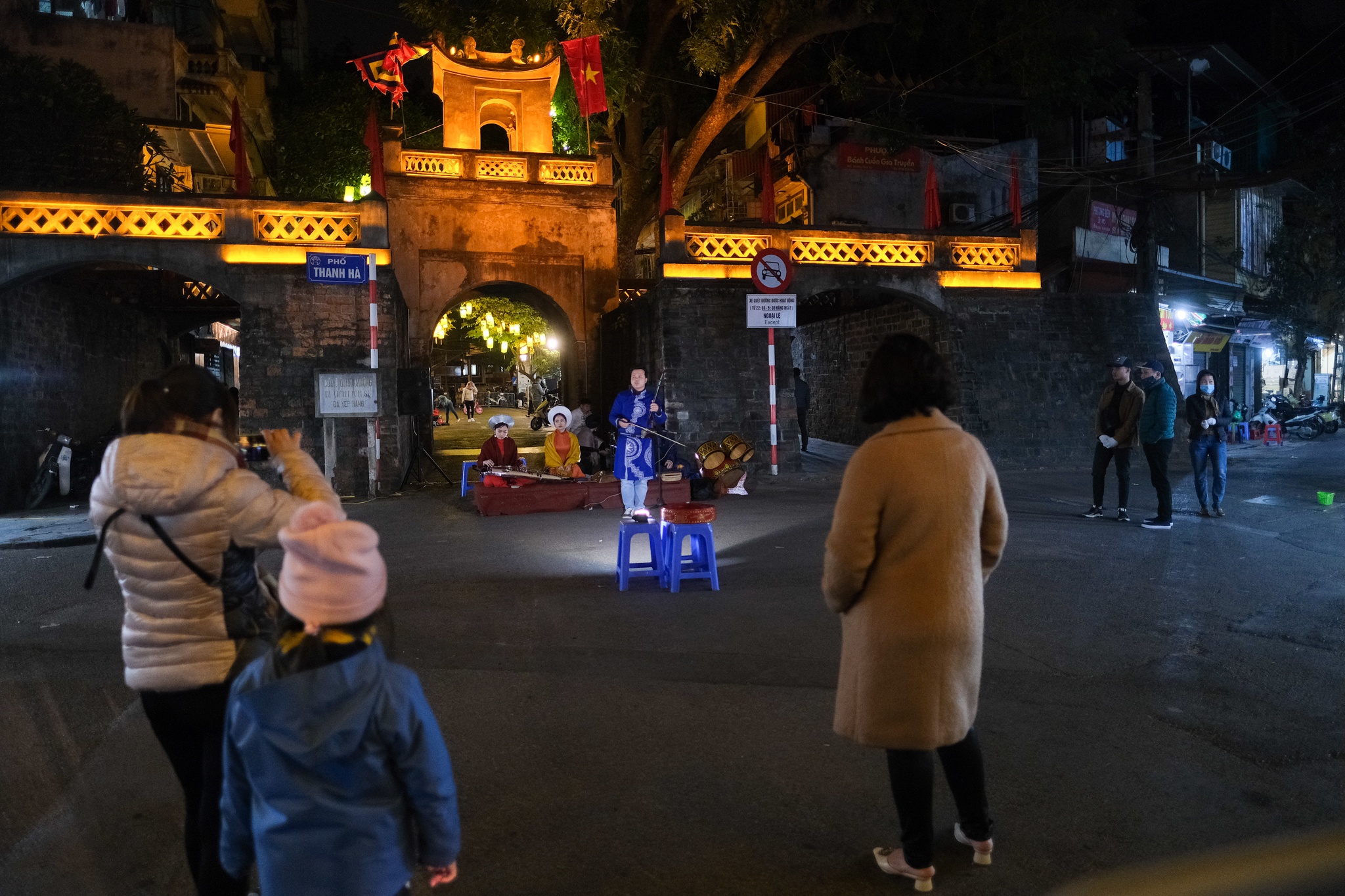 Pho co vang khach vi troi ret anh 6