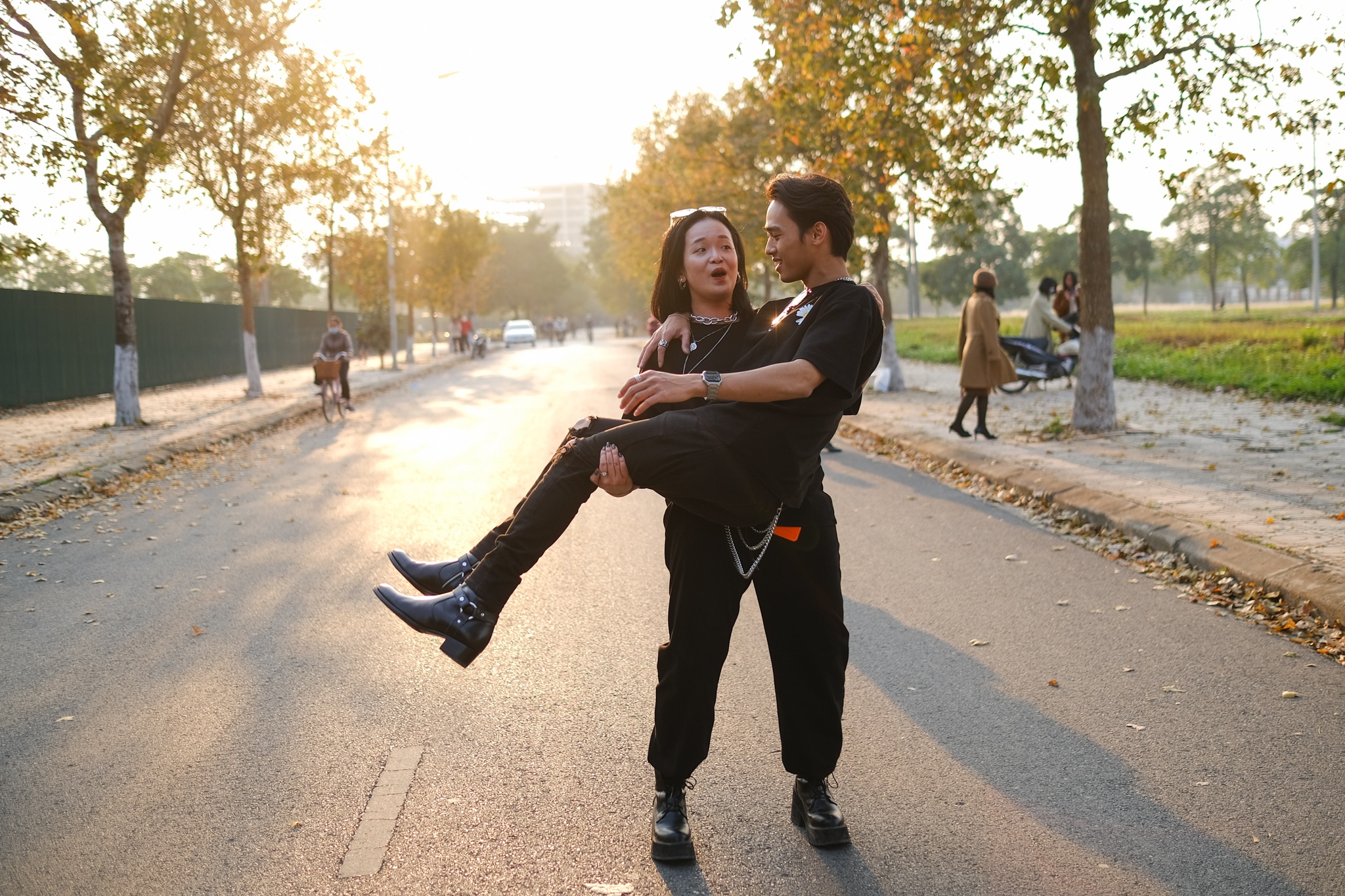 Bi nhac nho khi chup anh voi la phong do canh Dai su quan Han Quoc hinh anh