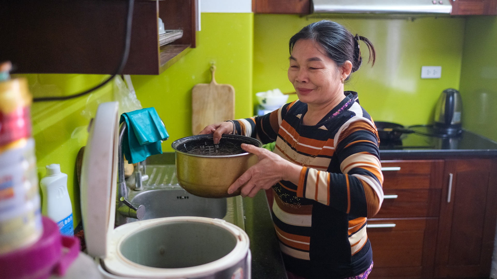 Co gai bo viec van phong ve lam tho moc anh 21