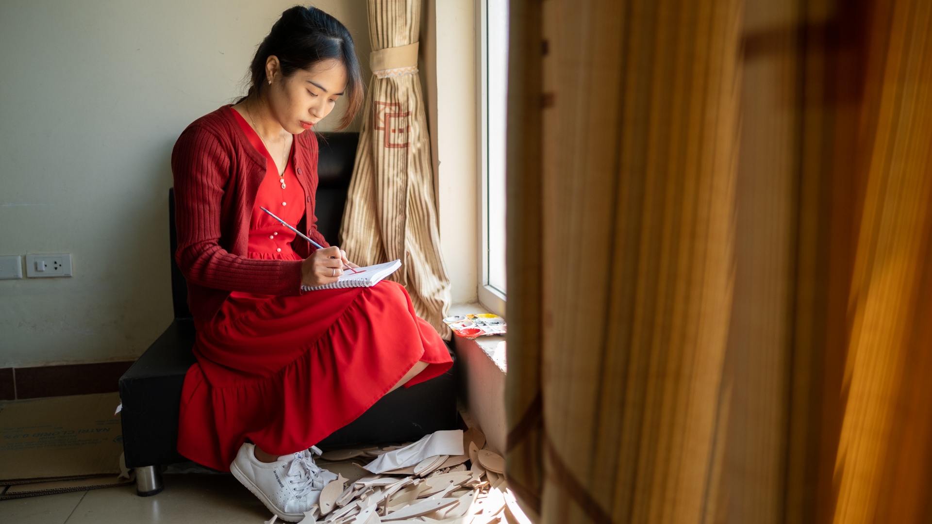 Co gai bo viec van phong ve lam tho moc anh 1