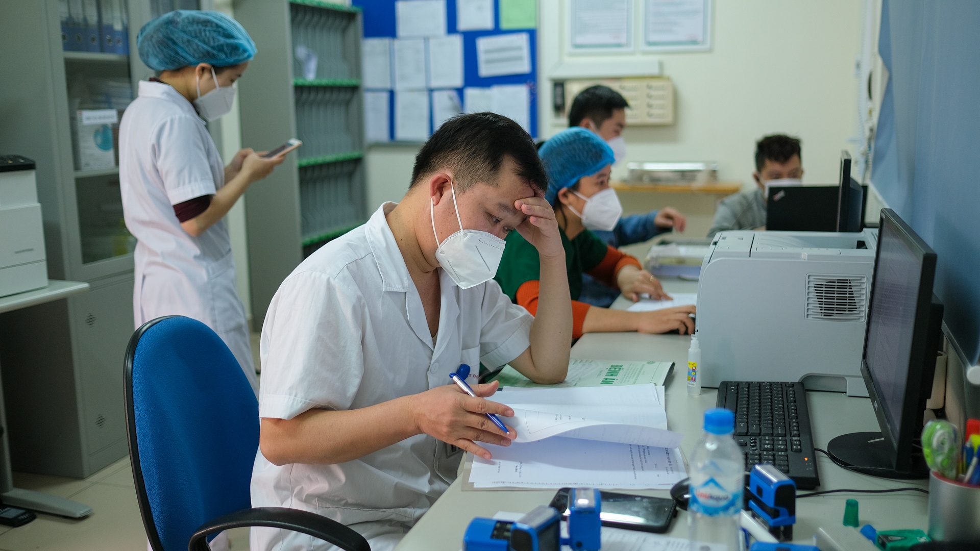 bác sĩ điều trị bệnh nhân Covid-19 ảnh 23 bac si dieu tri benh nhan Covid-19 anh 23