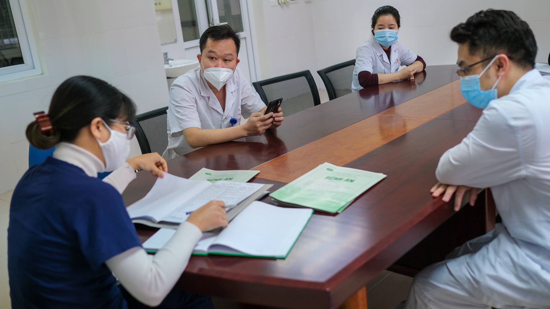 bác sĩ điều trị bệnh nhân Covid-19 ảnh 3 bac si dieu tri benh nhan Covid-19 anh 3