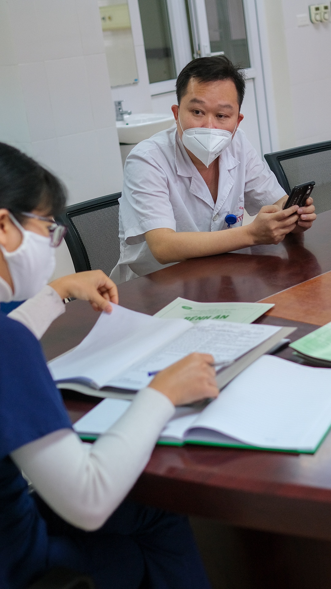 bác sĩ điều trị bệnh nhân Covid-19 ảnh 4 bac si dieu tri benh nhan Covid-19 anh 4