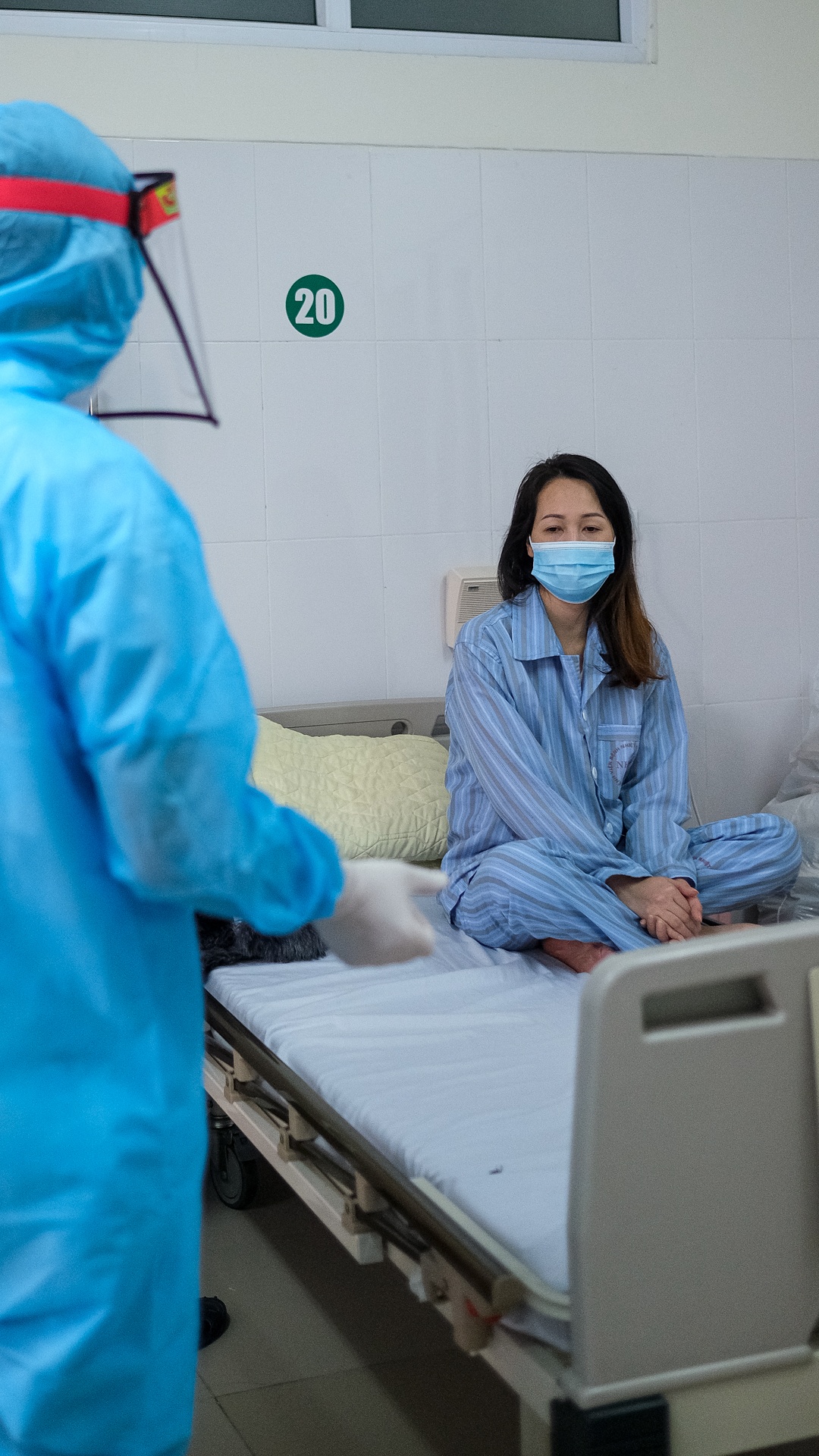 bác sĩ điều trị bệnh nhân Covid-19 ảnh 10 bac si dieu tri benh nhan Covid-19 anh 10