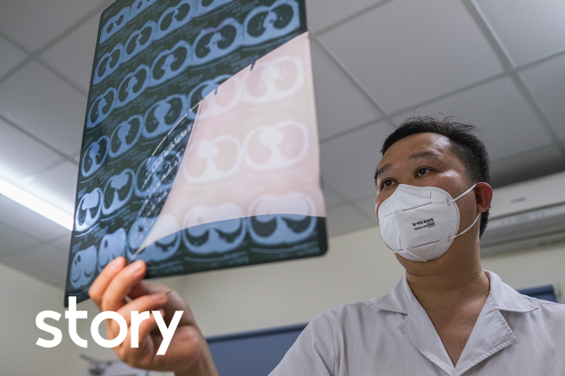 Mot ngay cua bac si dieu tri benh nhan Covid-19 o Ha Noi hinh anh