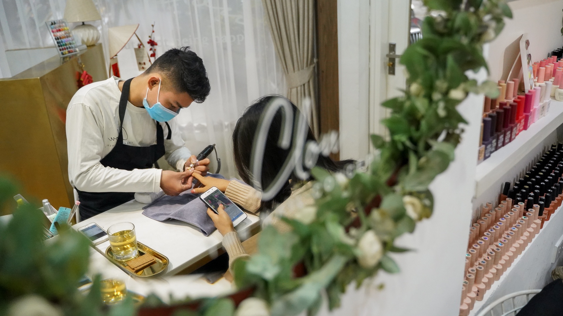 Chang trai lam nail anh 3