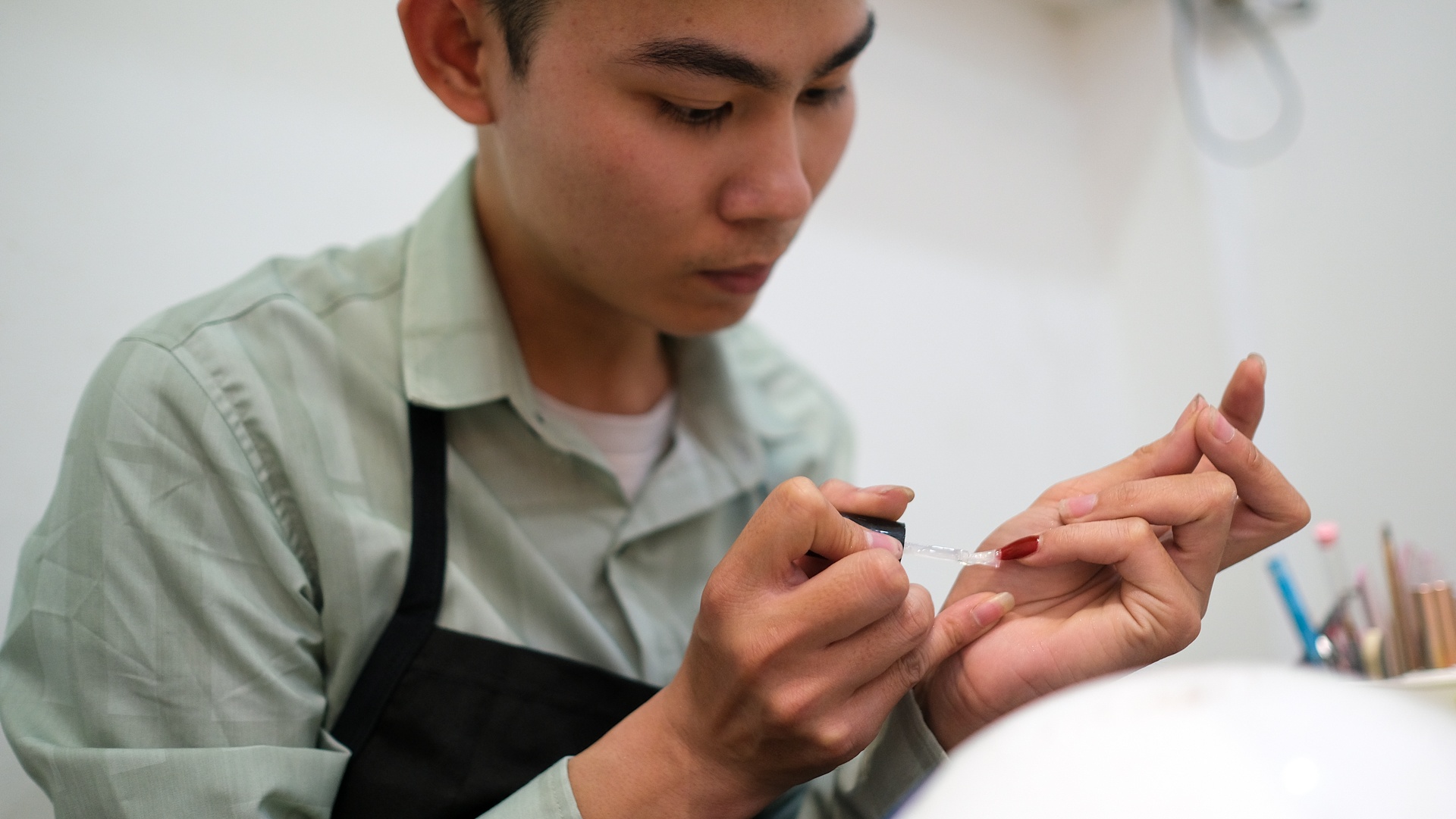 Chang trai lam nail anh 5