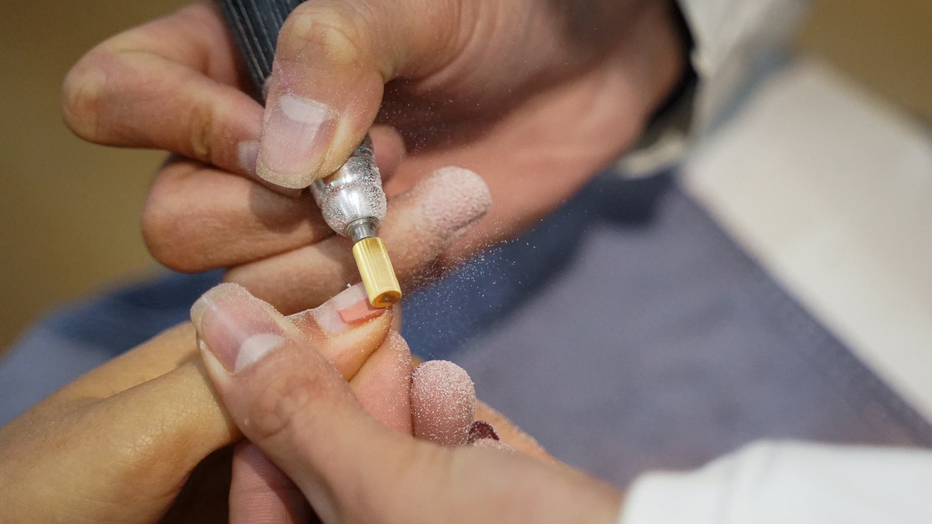 Chang trai lam nail anh 12