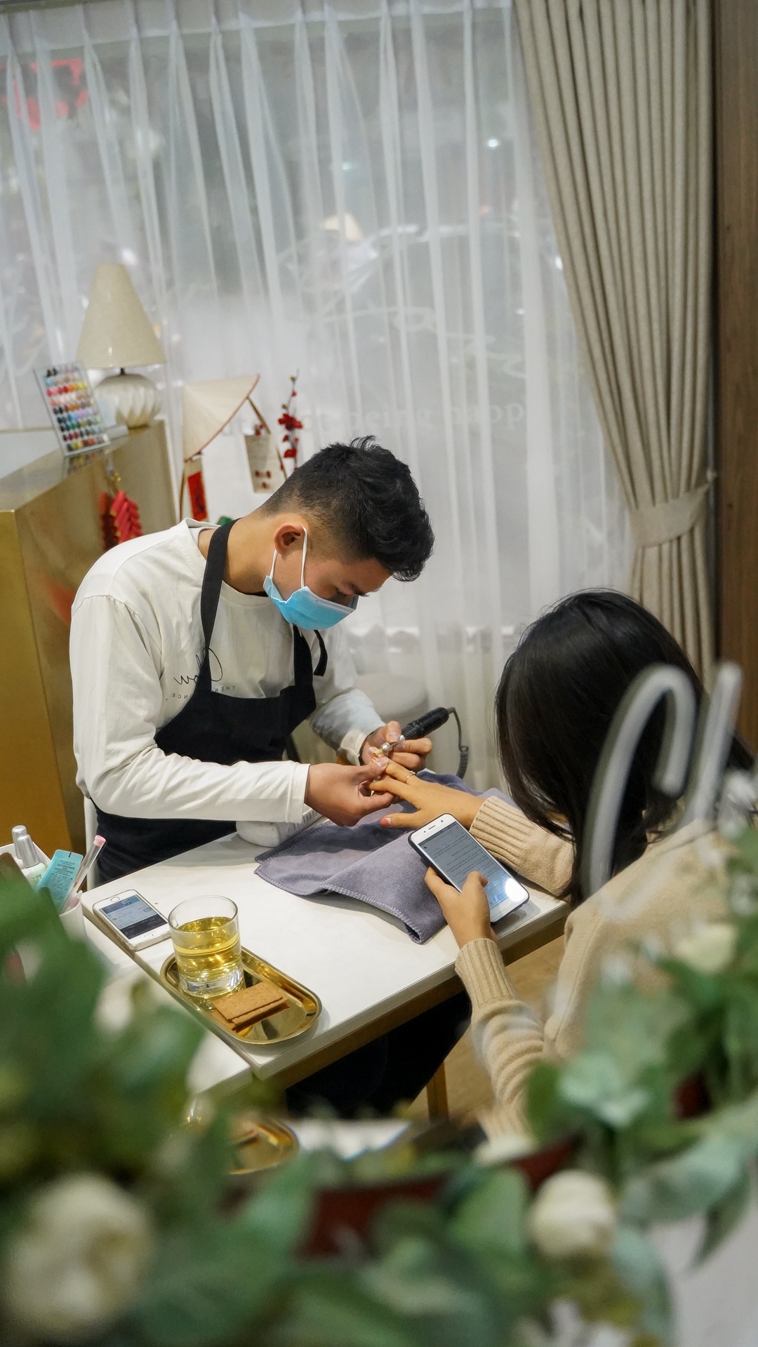 Chang trai lam nail anh 4