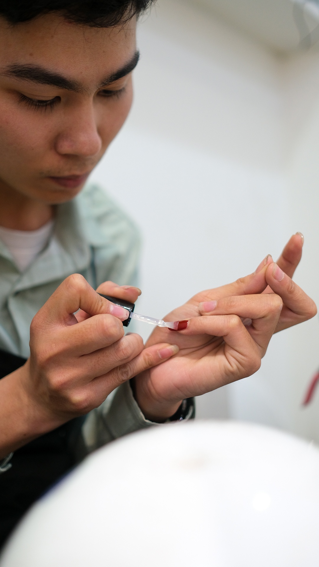 Chang trai lam nail anh 6